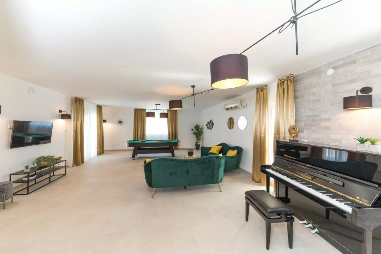 Scenic Elegant Trogir Villa with Pool - Five Bedroom Villa-Woonkamer