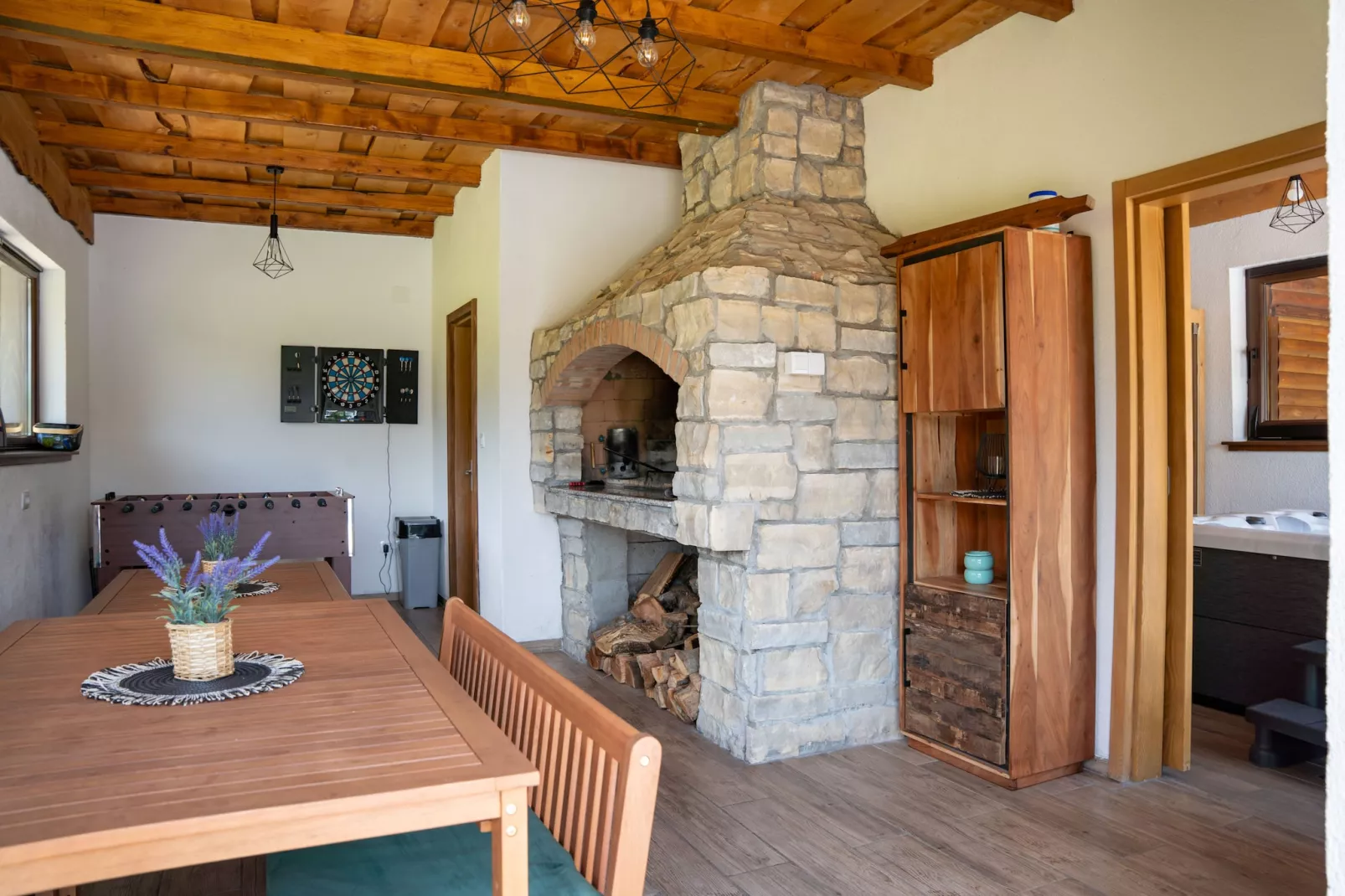 Villa Brusiana with covered heated pool-Eetkamer