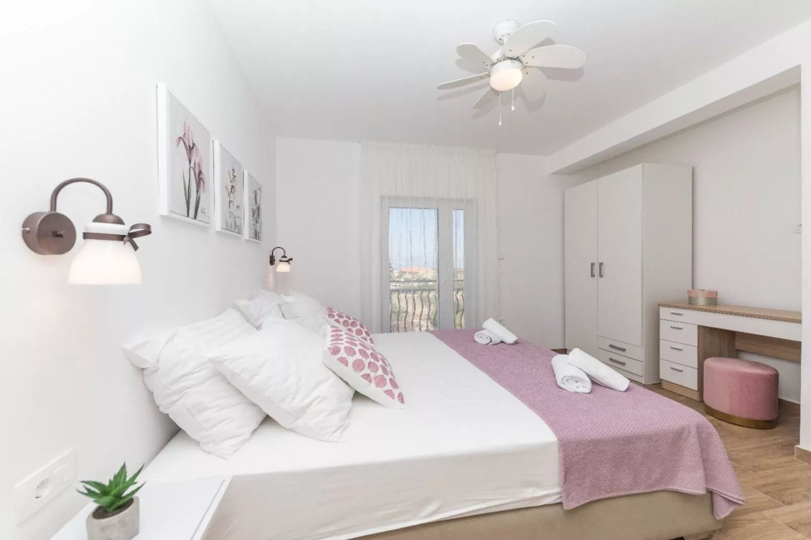 Scenic Elegant Trogir Villa with Pool - Five Bedroom Villa-Slaapkamer