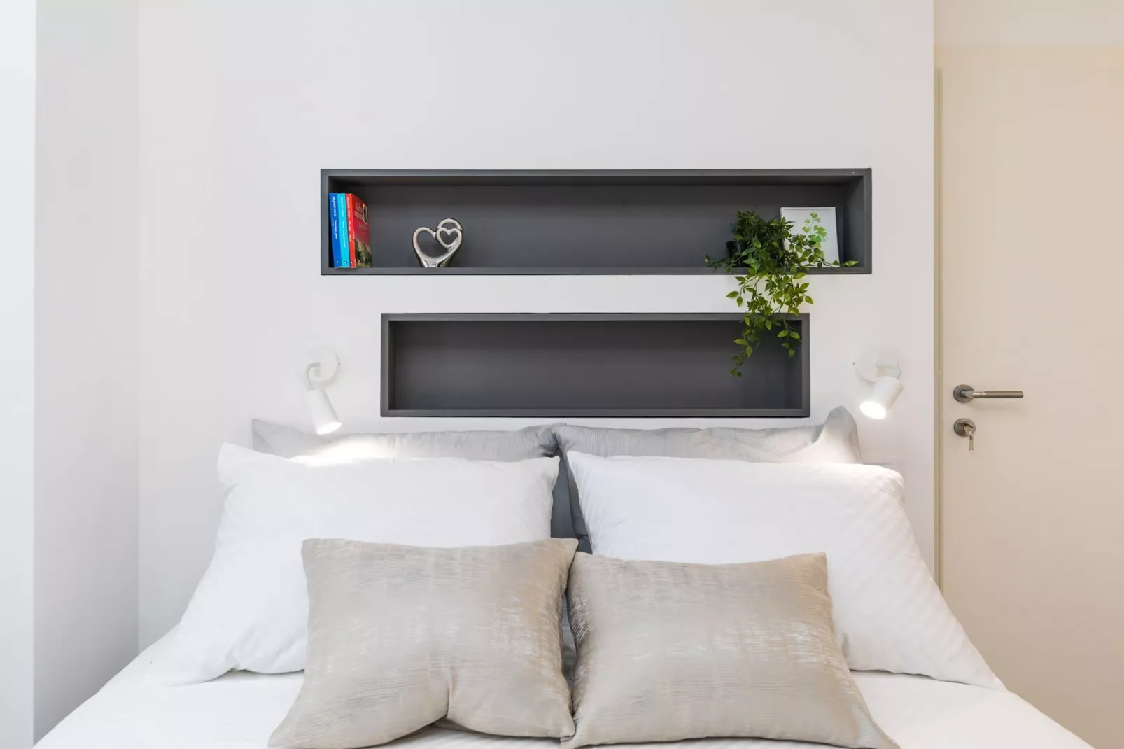 Scenic Elegant Trogir Villa with Pool - Five Bedroom Villa-Slaapkamer