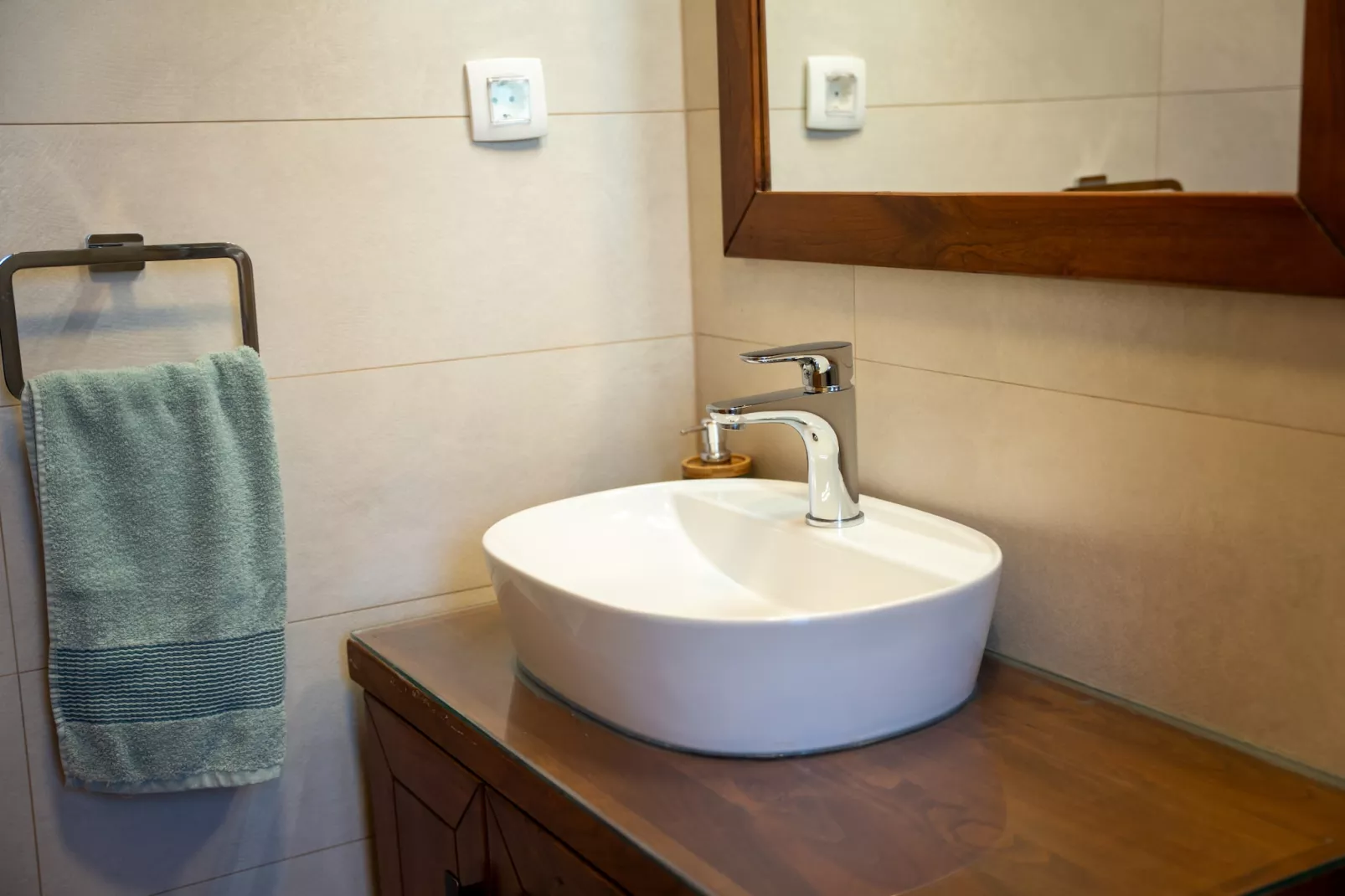 Villa Brusiana with covered heated pool-Badkamer