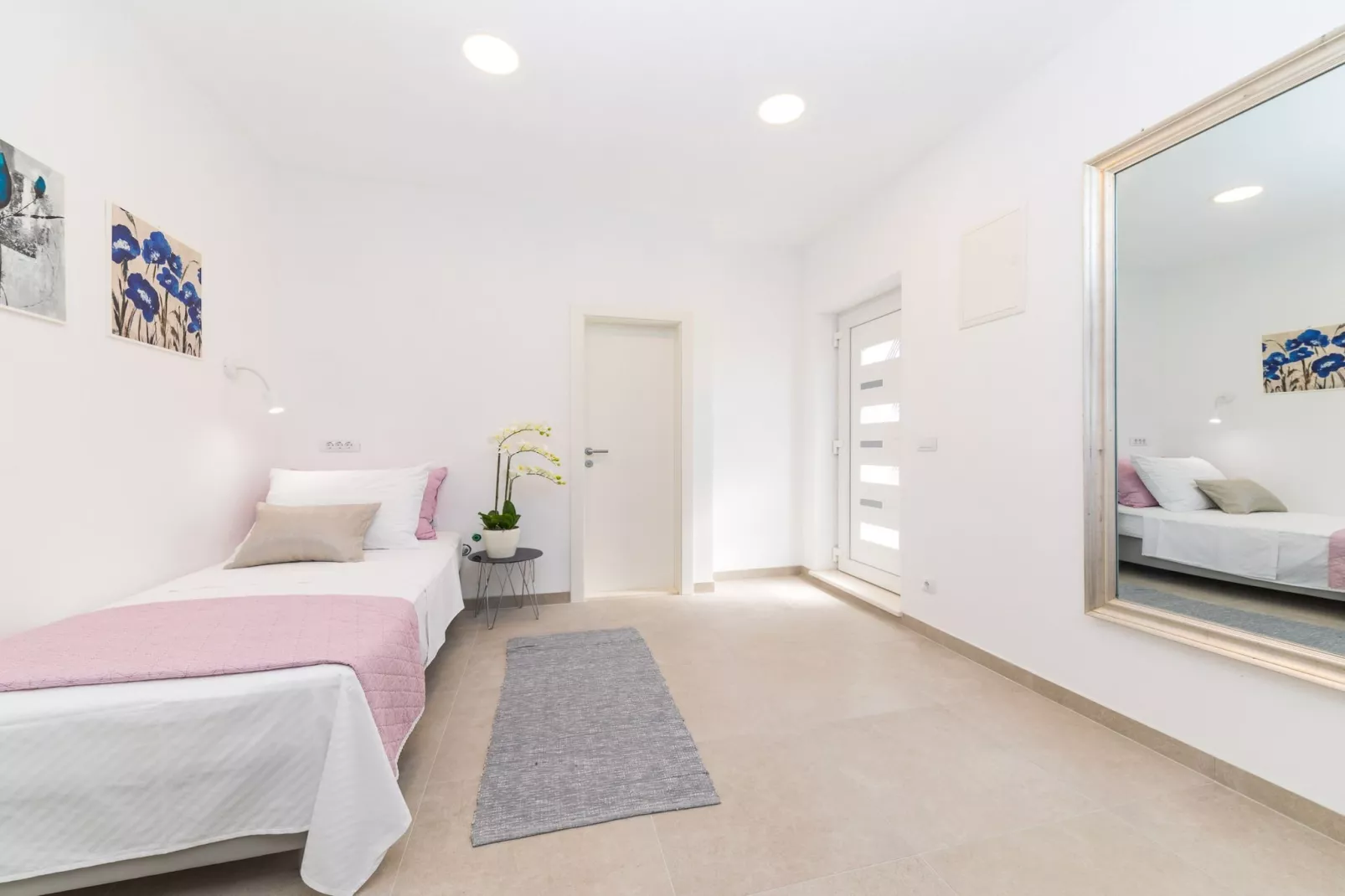 Scenic Elegant Trogir Villa with Pool - Five Bedroom Villa-Slaapkamer