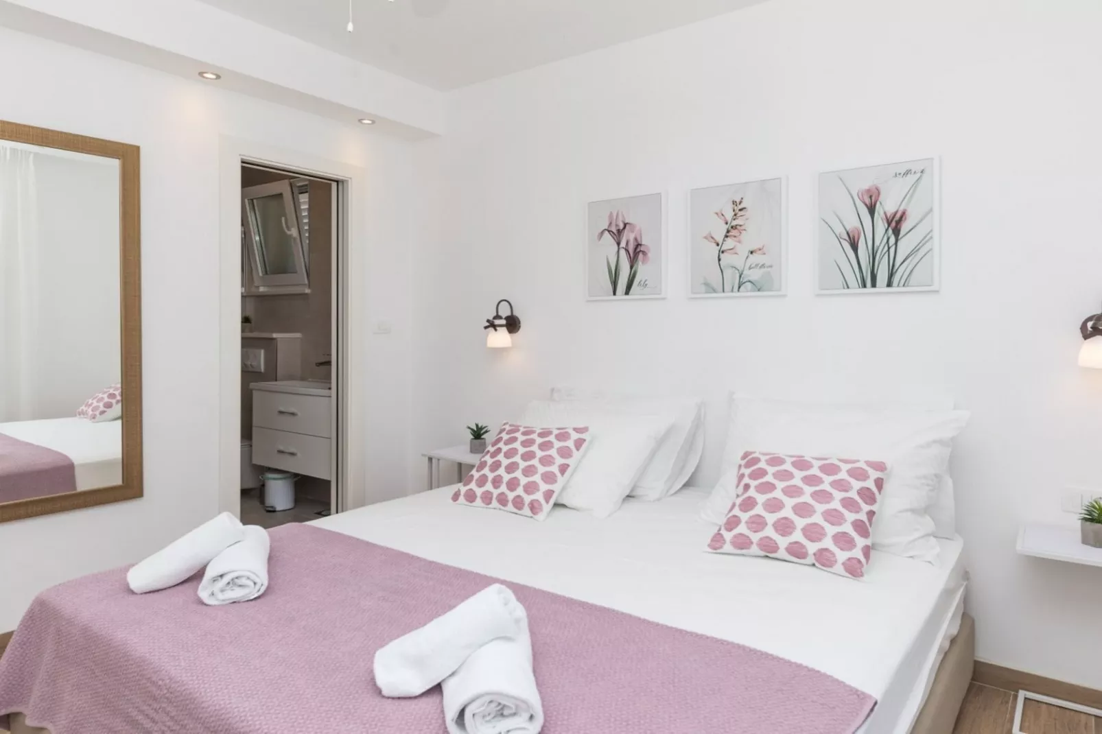 Scenic Elegant Trogir Villa with Pool - Five Bedroom Villa-Slaapkamer