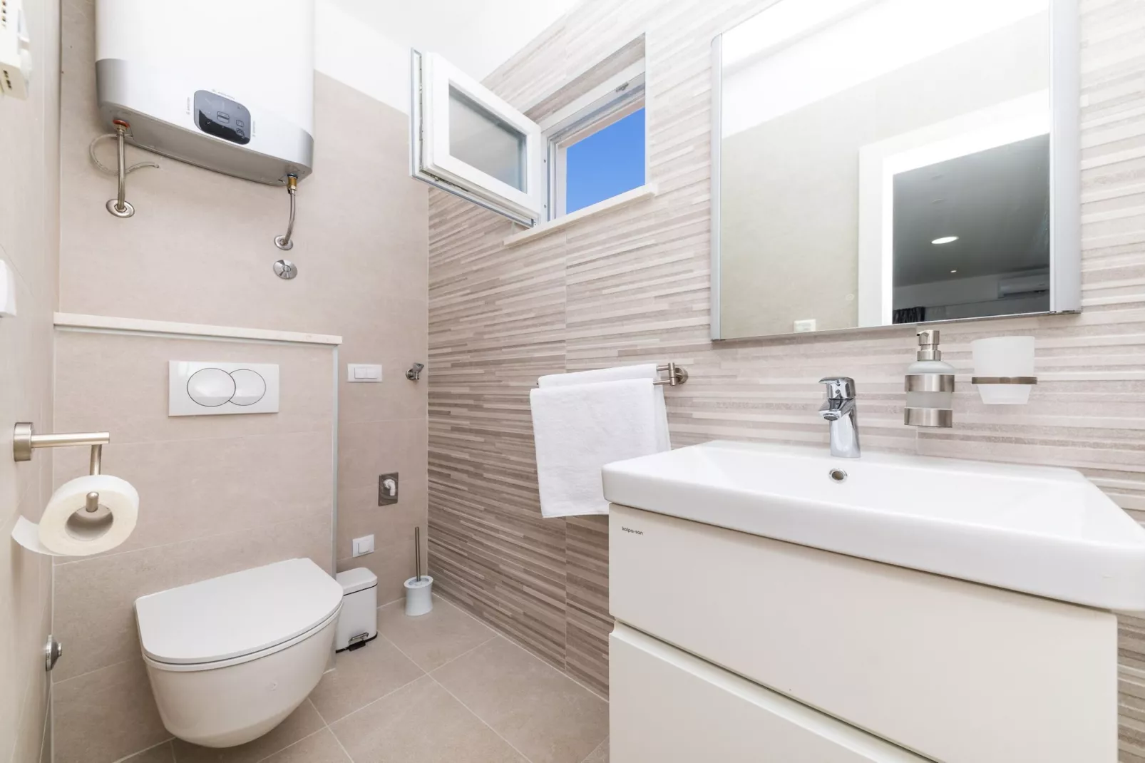 Scenic Elegant Trogir Villa with Pool - Five Bedroom Villa-Badkamer