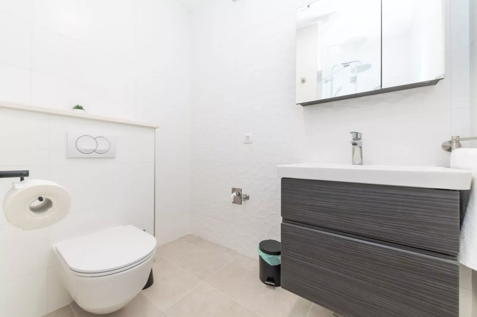 Scenic Elegant Trogir Villa with Pool - Five Bedroom Villa-Badkamer