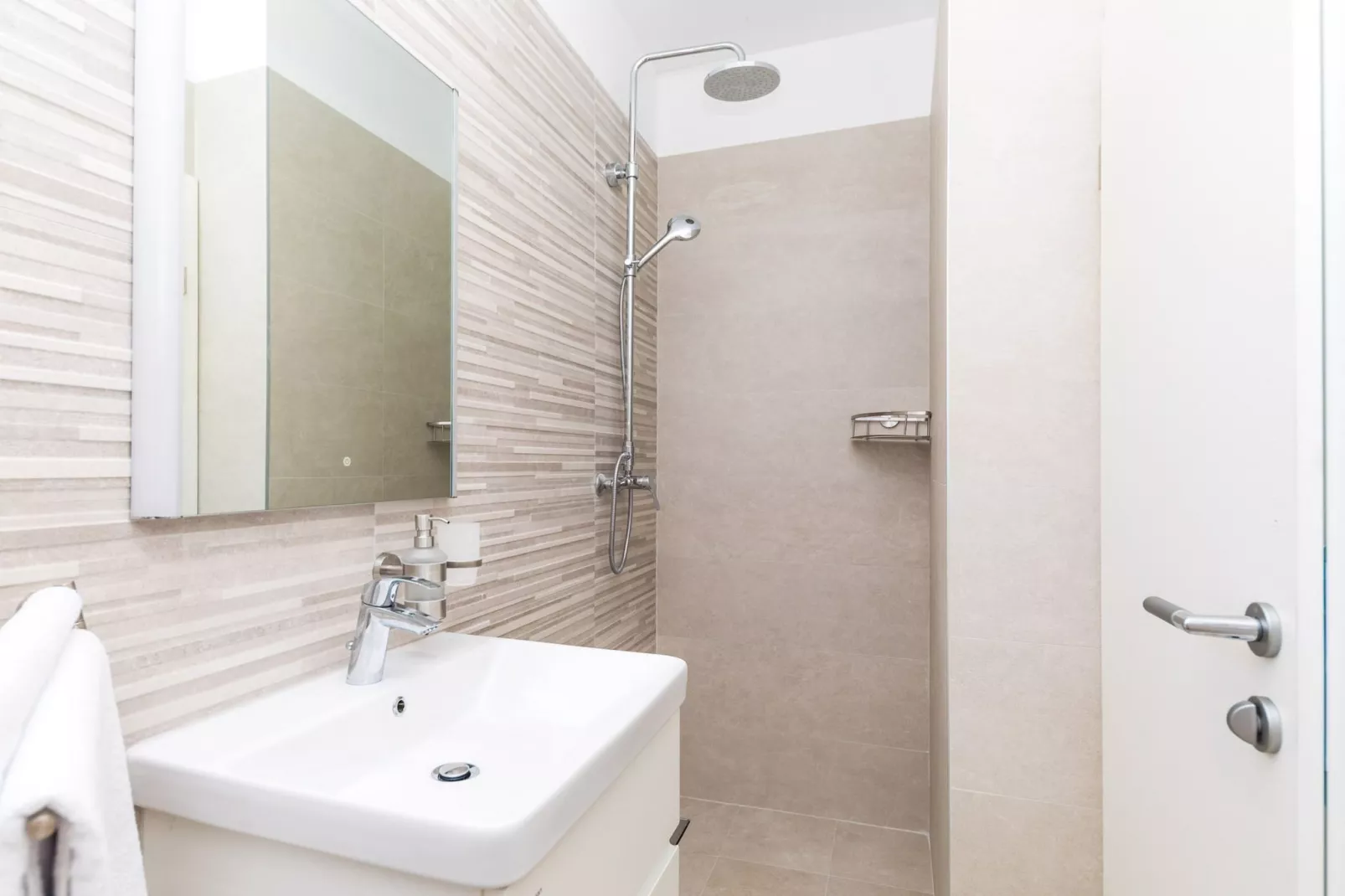 Scenic Elegant Trogir Villa with Pool - Five Bedroom Villa-Badkamer