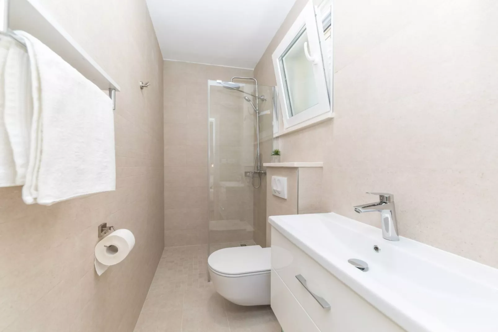 Scenic Elegant Trogir Villa with Pool - Five Bedroom Villa-Badkamer