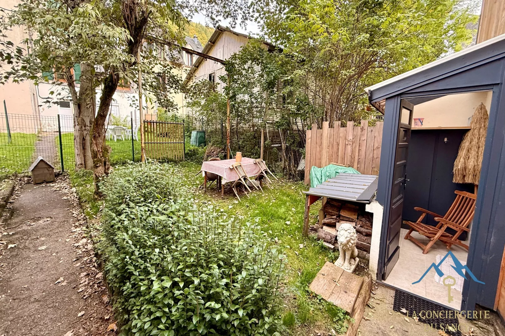 La Cabane des Sources Le Mont Dore 2pers-Tuinen zomer