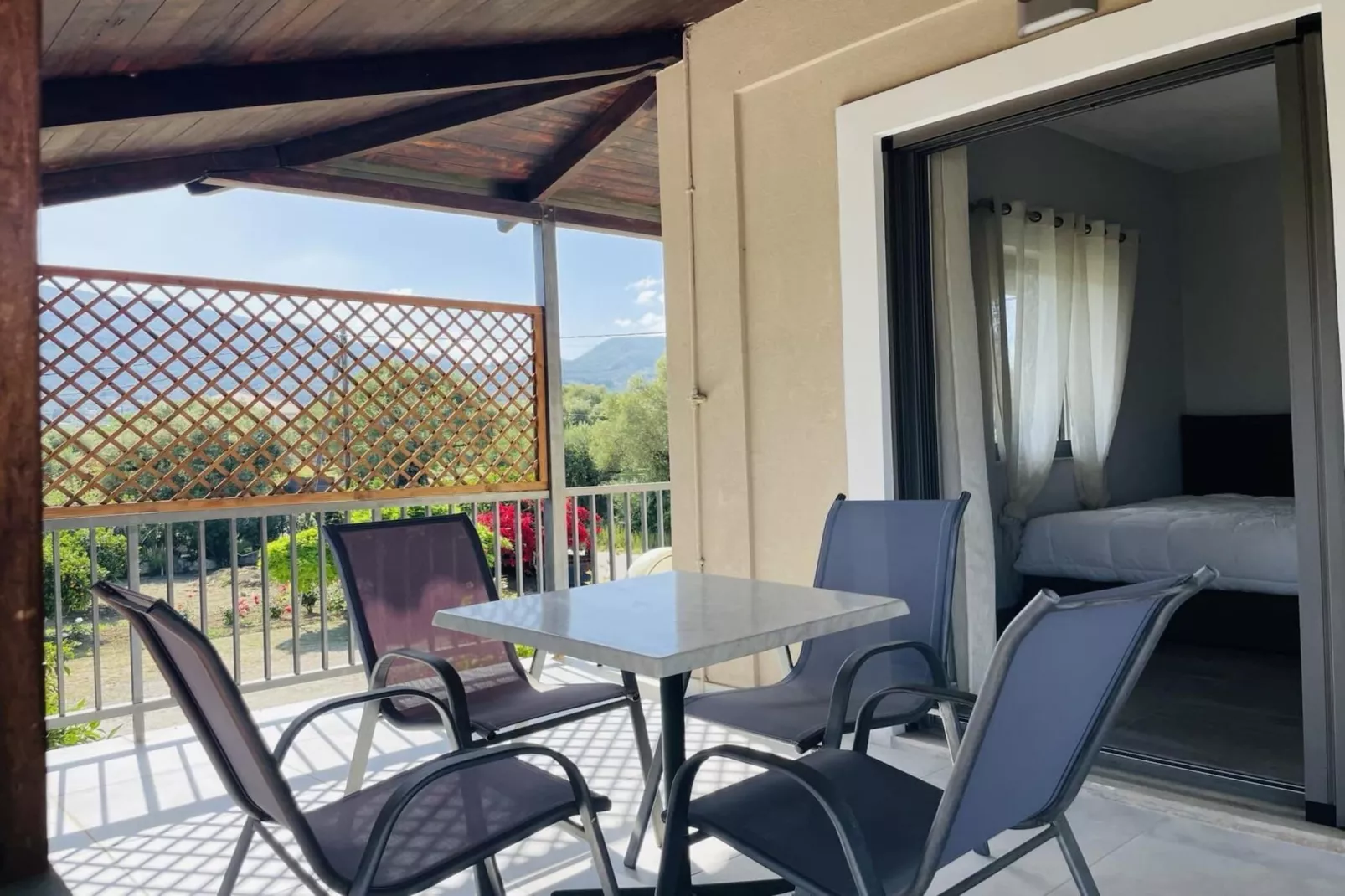 Andriana’s apartment  A fully equipped 2-BR apt in the countryside-Terrasbalkon