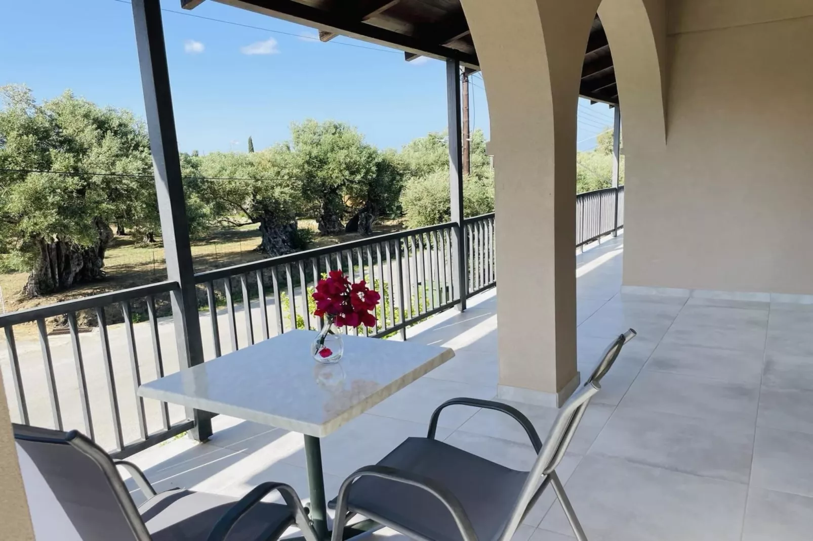 Andriana’s apartment  A fully equipped 2-BR apt in the countryside-Terrasbalkon