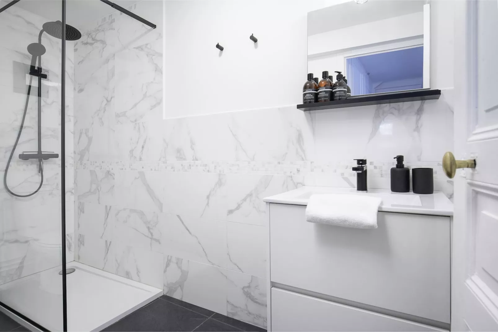 Villa Pax 1 - La Bourboule 5pers-Badkamer