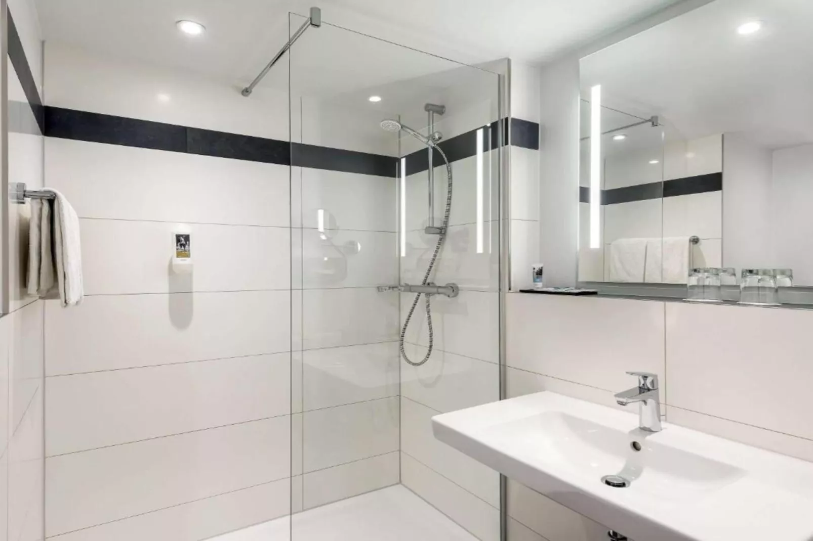 Mercure Hotel - Standard Double Room with Sofa Bed - Badkamer