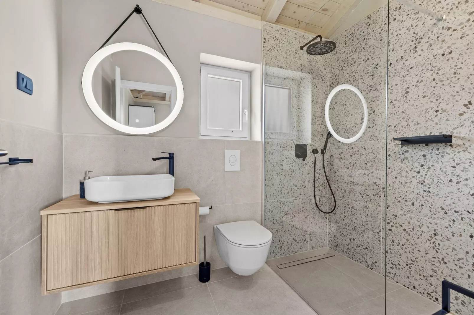 Villa Lunistra-Badkamer