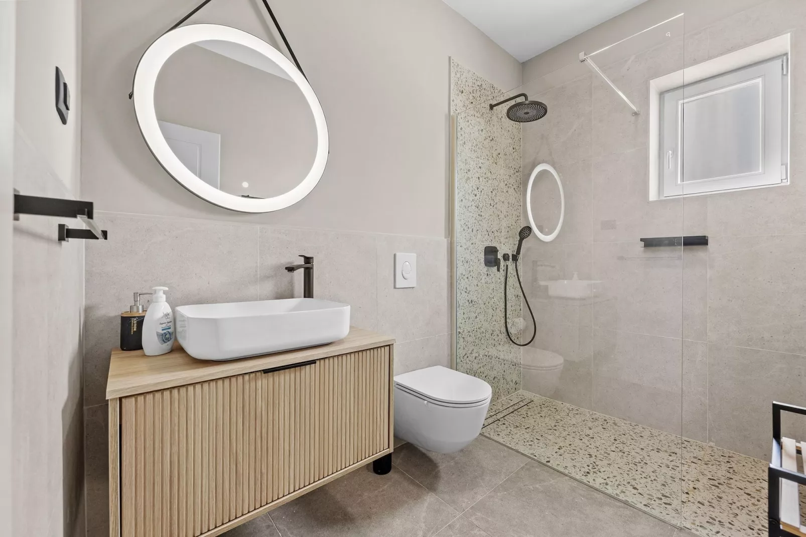 Villa Lunistra-Badkamer