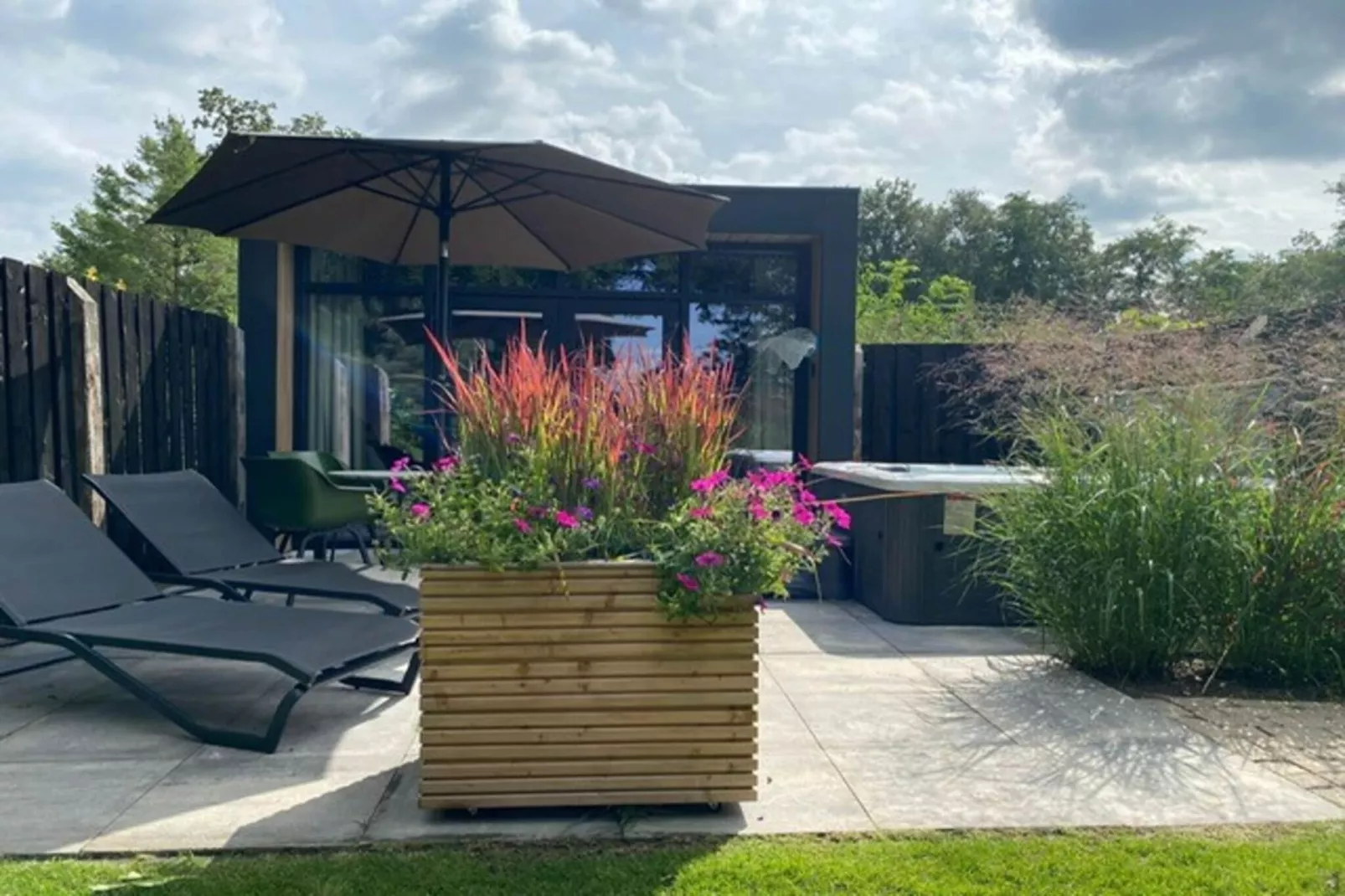 Wellnesslodge Merel 2p-Buitenkant zomer