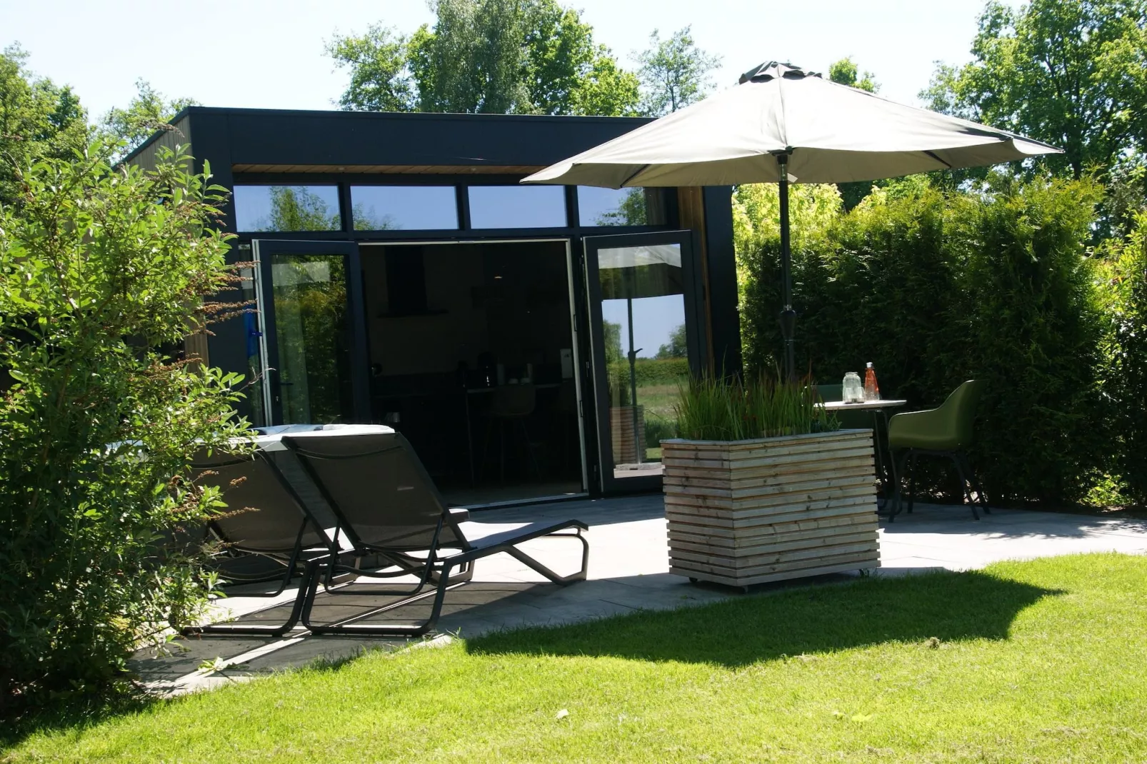 Wellnesslodge Merel 2p-Buitenkant zomer