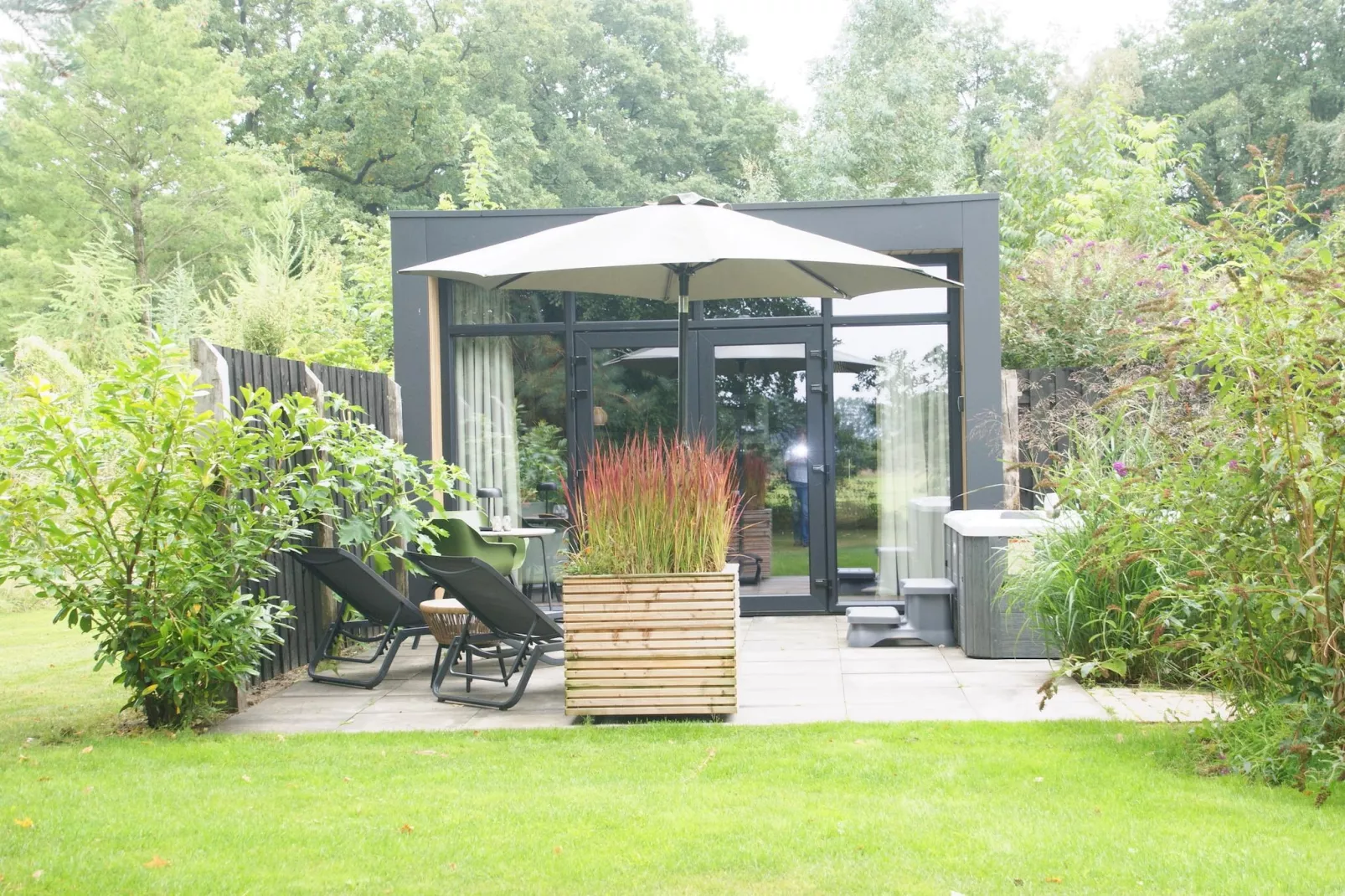 Wellnesslodge Merel 2p-Buitenkant zomer