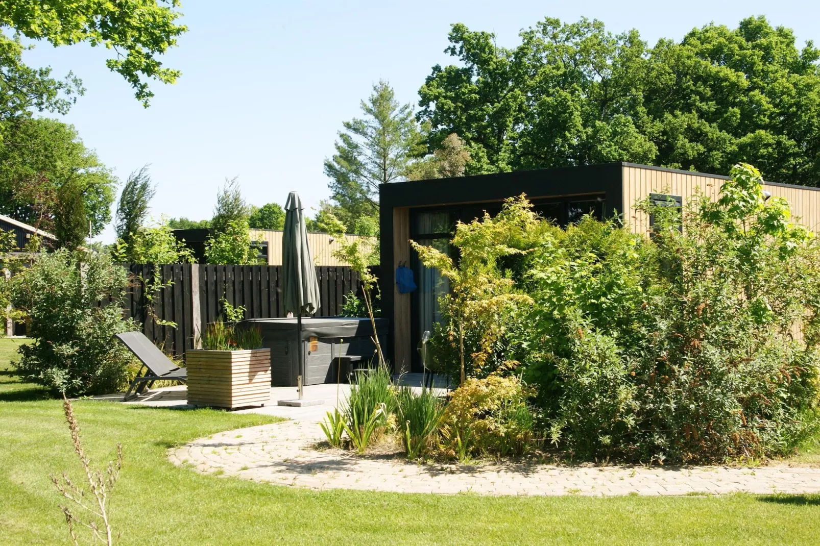 Wellnesslodge Merel 2p-Buitenkant zomer