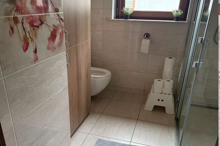 Dom wakacyjny dla 4 osób w Dębinie-Badkamer