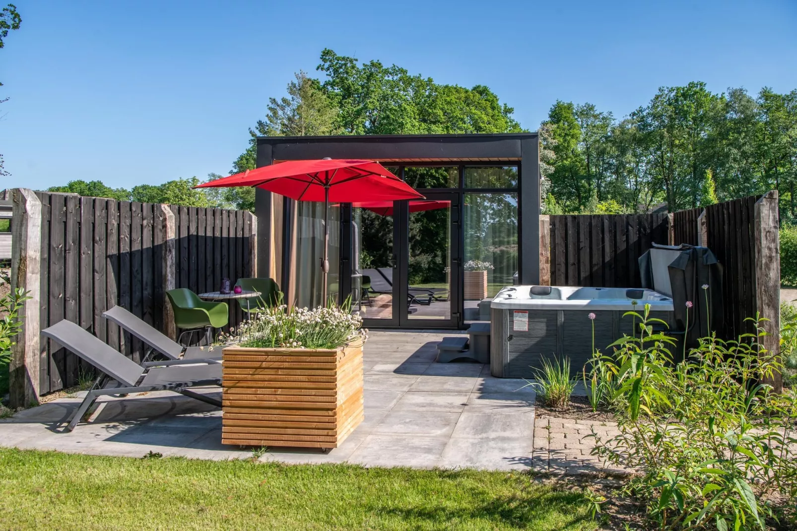 Wellnesslodge Merel 2p-Buitenkant zomer