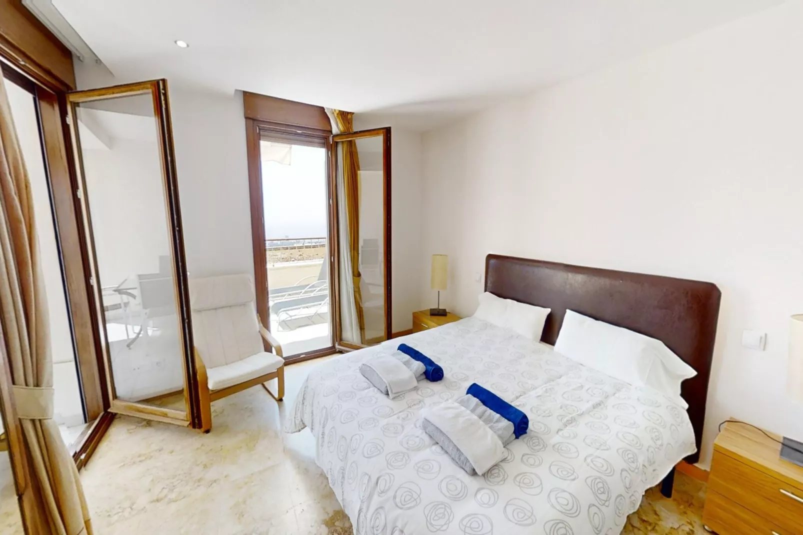 Apartment with Sea Views and Sunlit Terraces - Slaapkamer