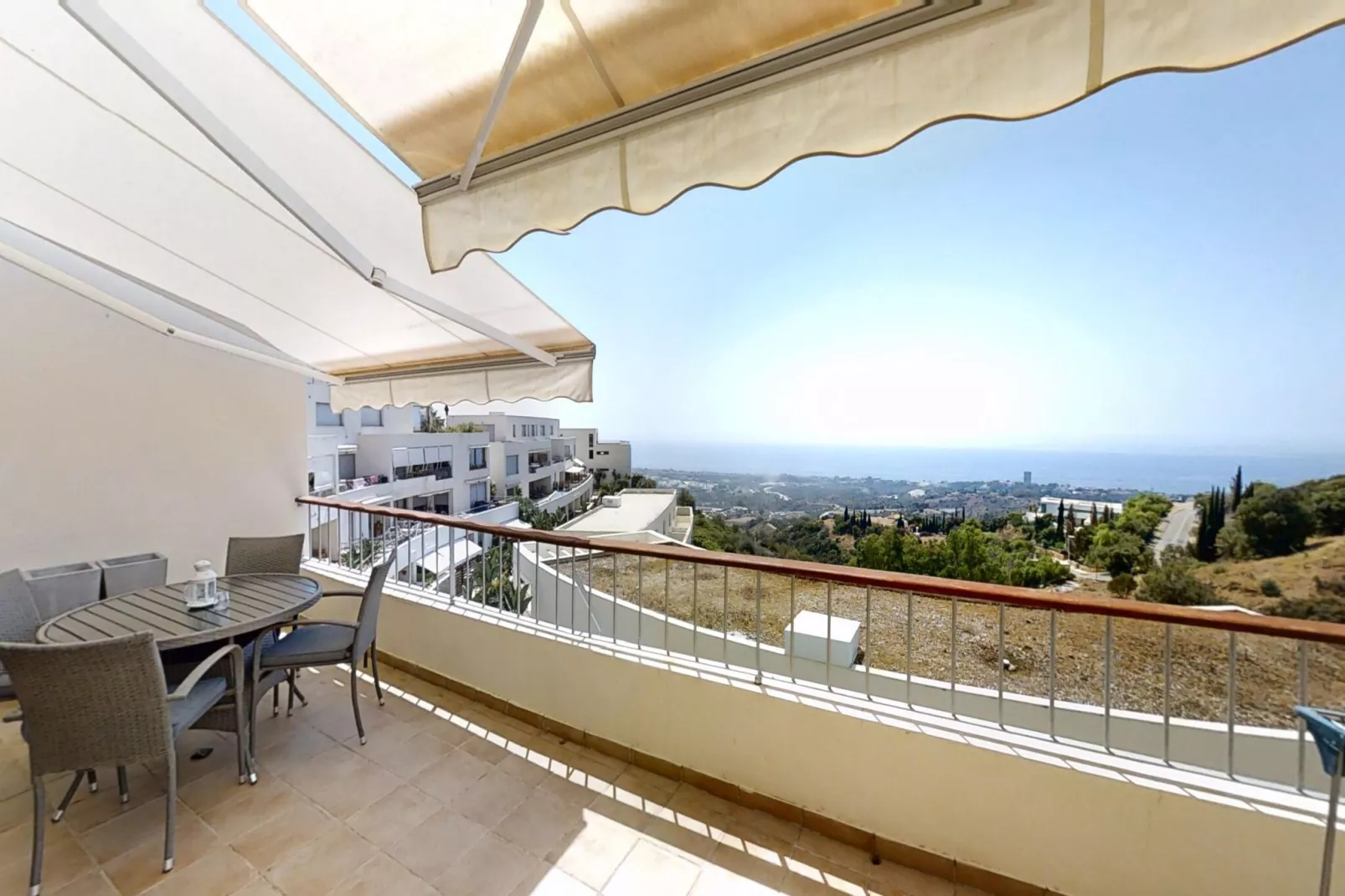 Apartment with Sea Views and Sunlit Terraces - Terrasbalkon