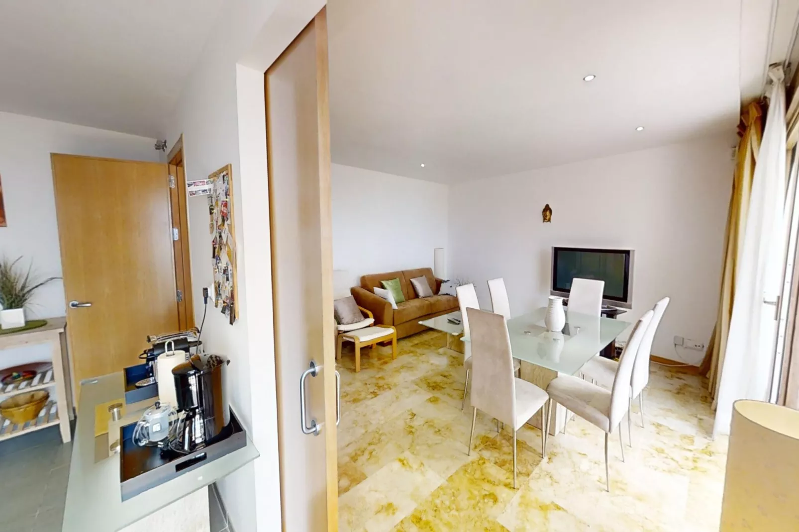 Apartment with Sea Views and Sunlit Terraces - Woonkamer