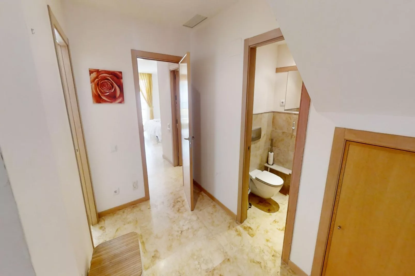 Apartment with Sea Views and Sunlit Terraces - Overloop