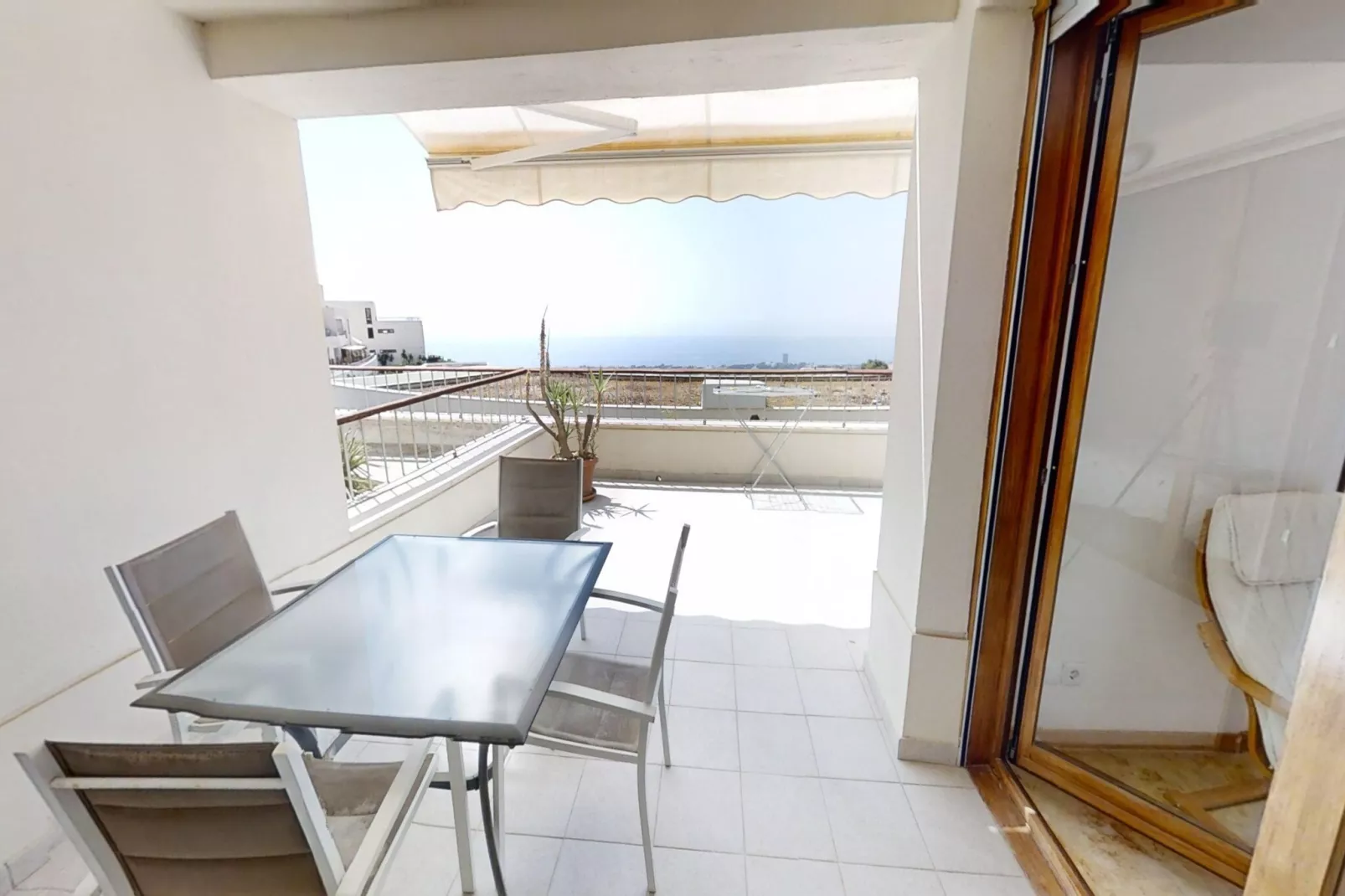 Apartment with Sea Views and Sunlit Terraces - Terrasbalkon