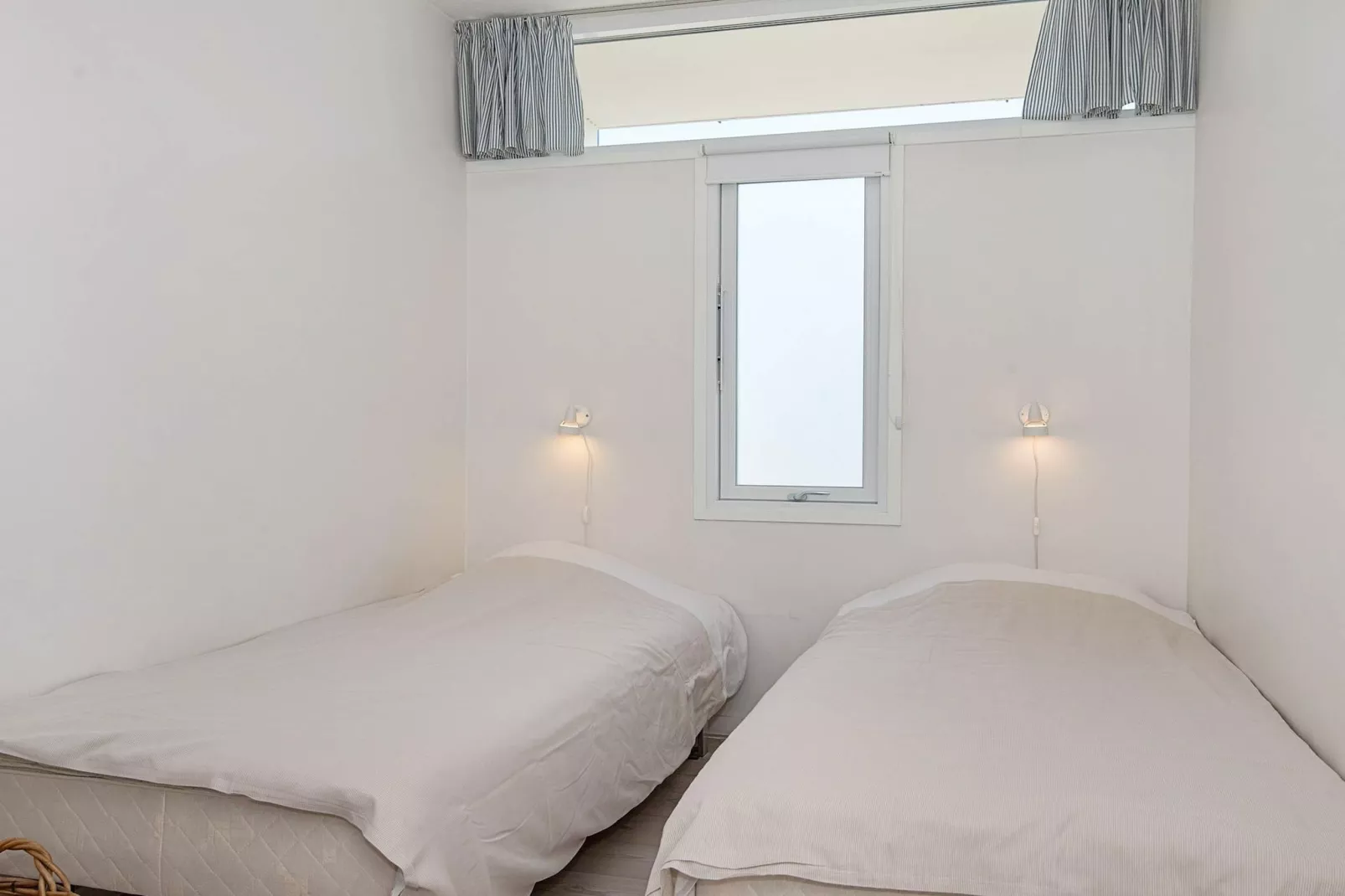 2 room,ground floor or 1. - Binnen