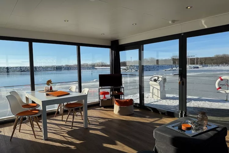 Hausboot Family & Friends mit Hund LP 8 / 1-2 Personen