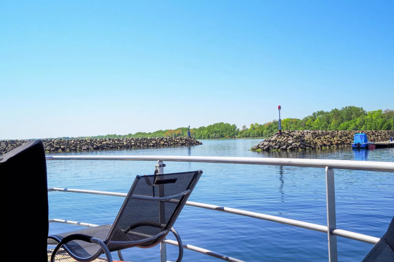 Hausboot Family & Friends mit Hund LP 8 / 3 Personen-Terrasbalkon