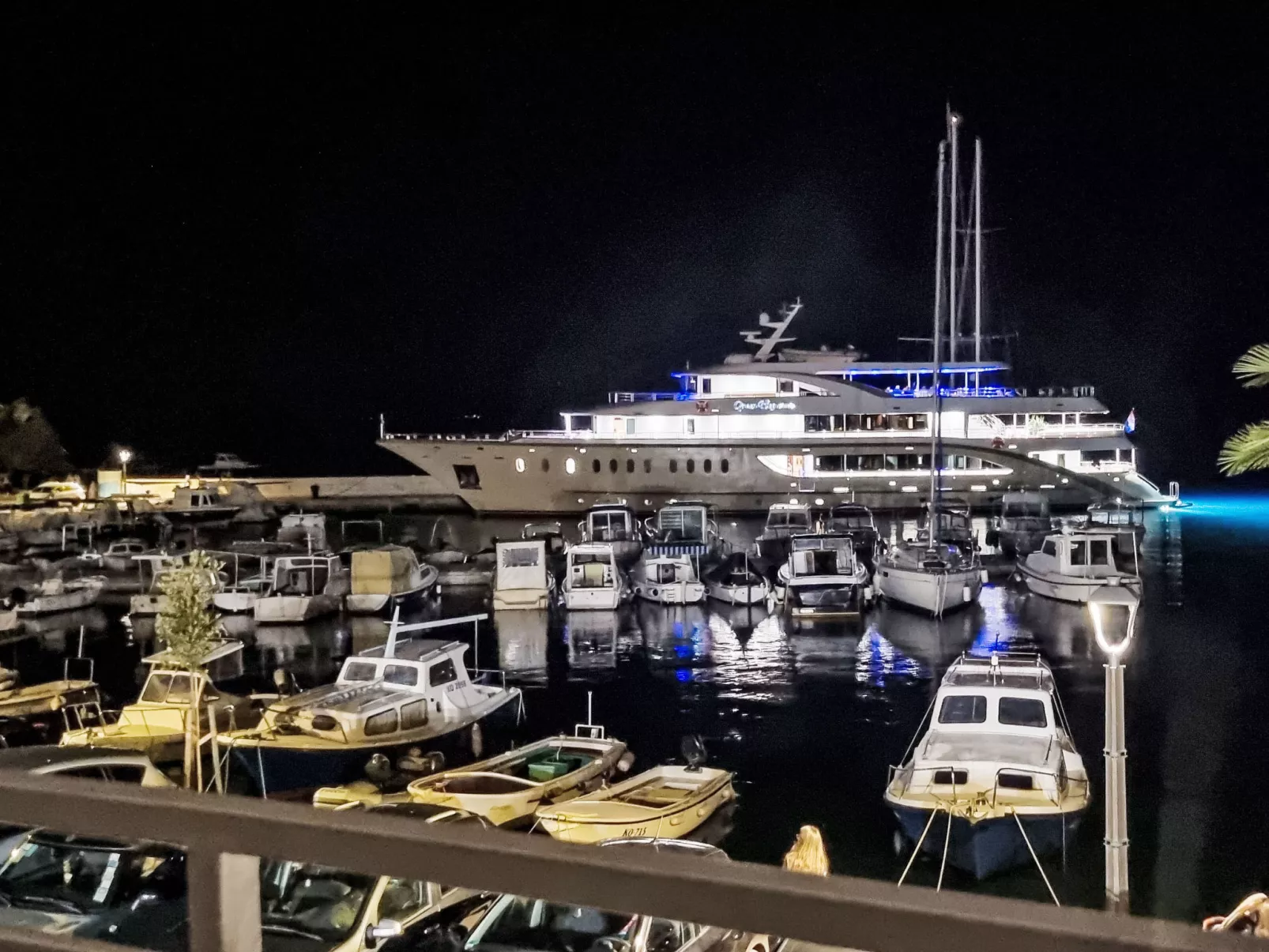 "Antun" am Strand - Buiten
