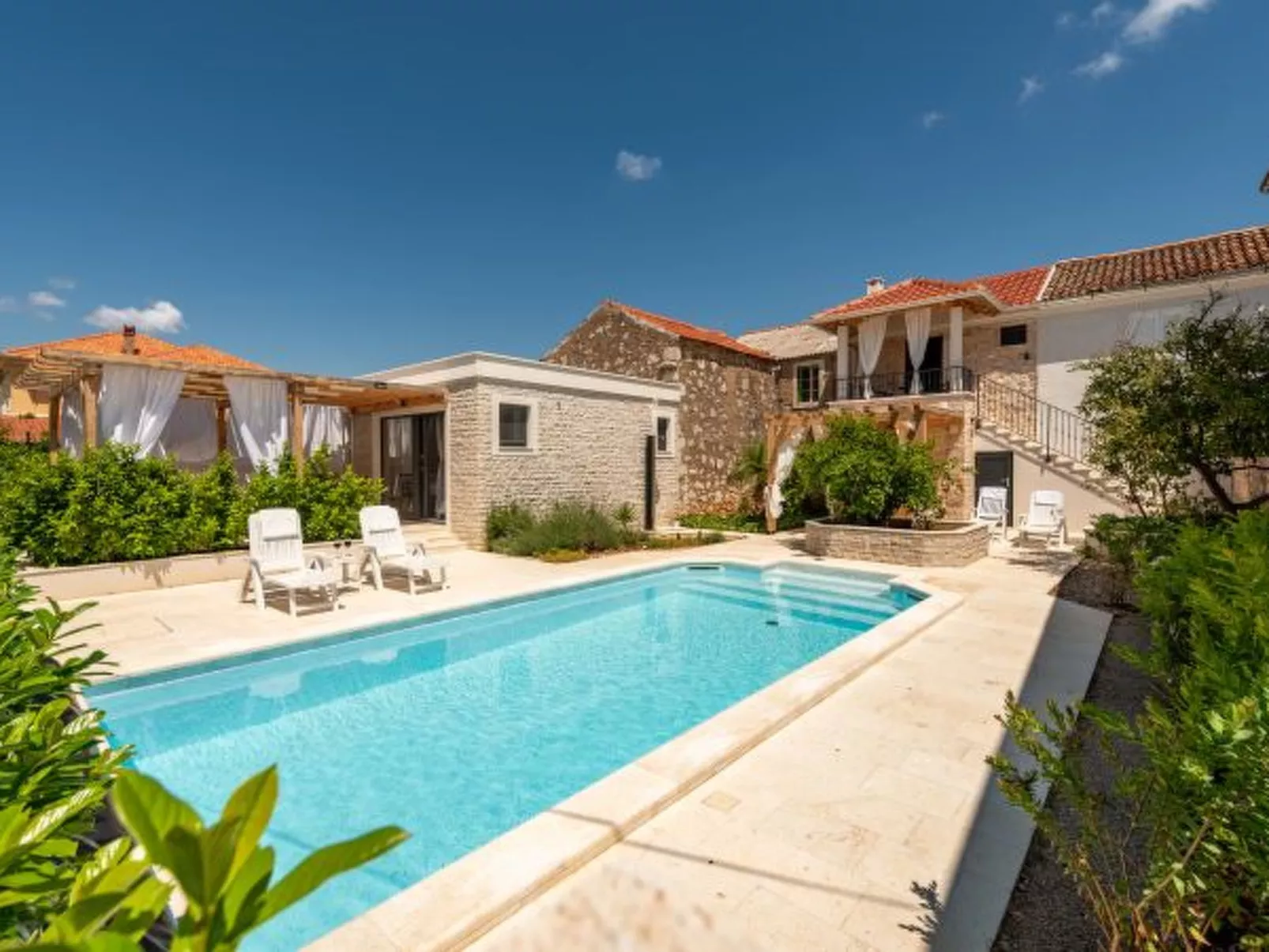 Studio Apartment Varos with shared pool