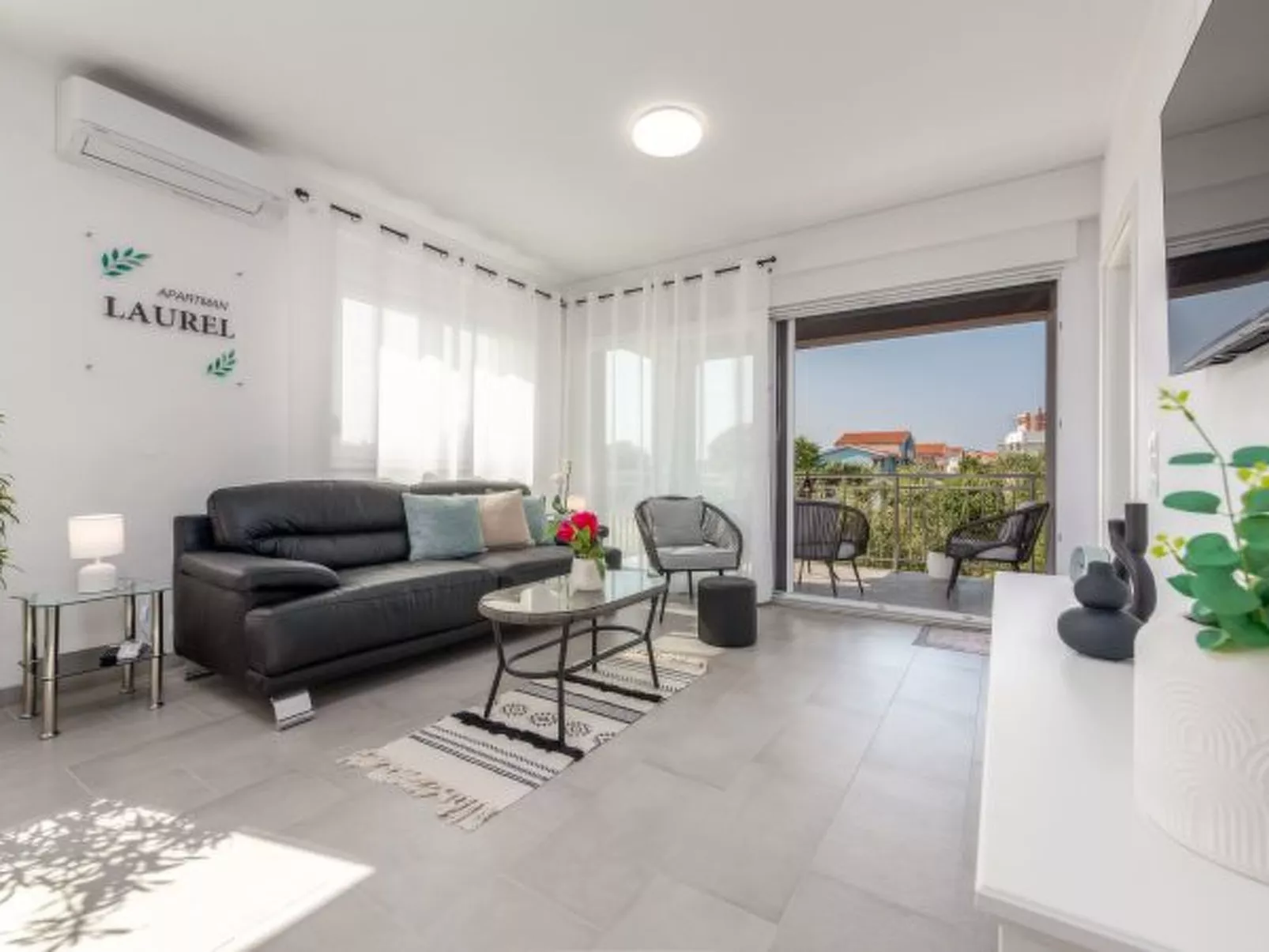 Apartment Laurel near the sea