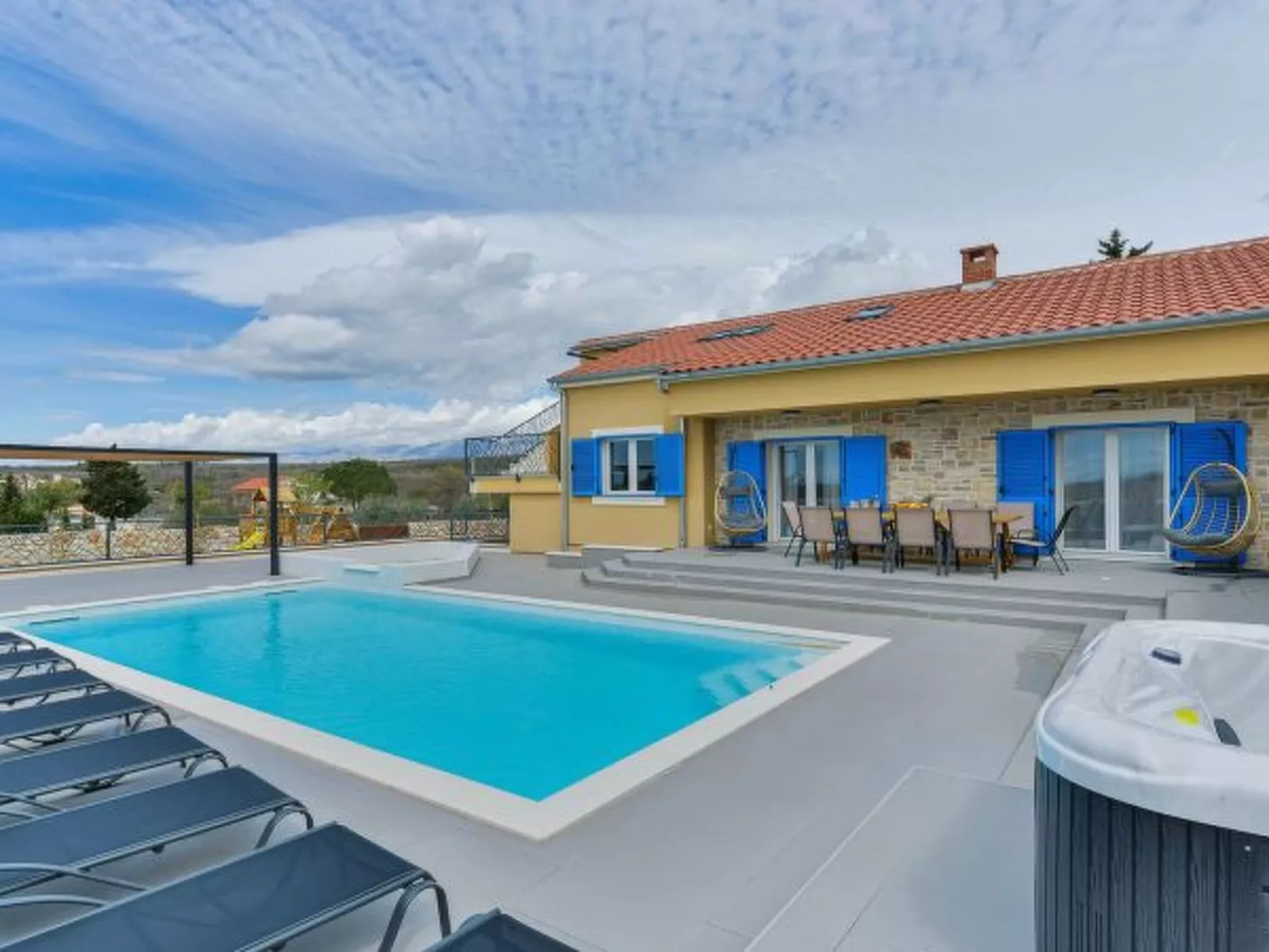 Villa RE with heated pool and spa