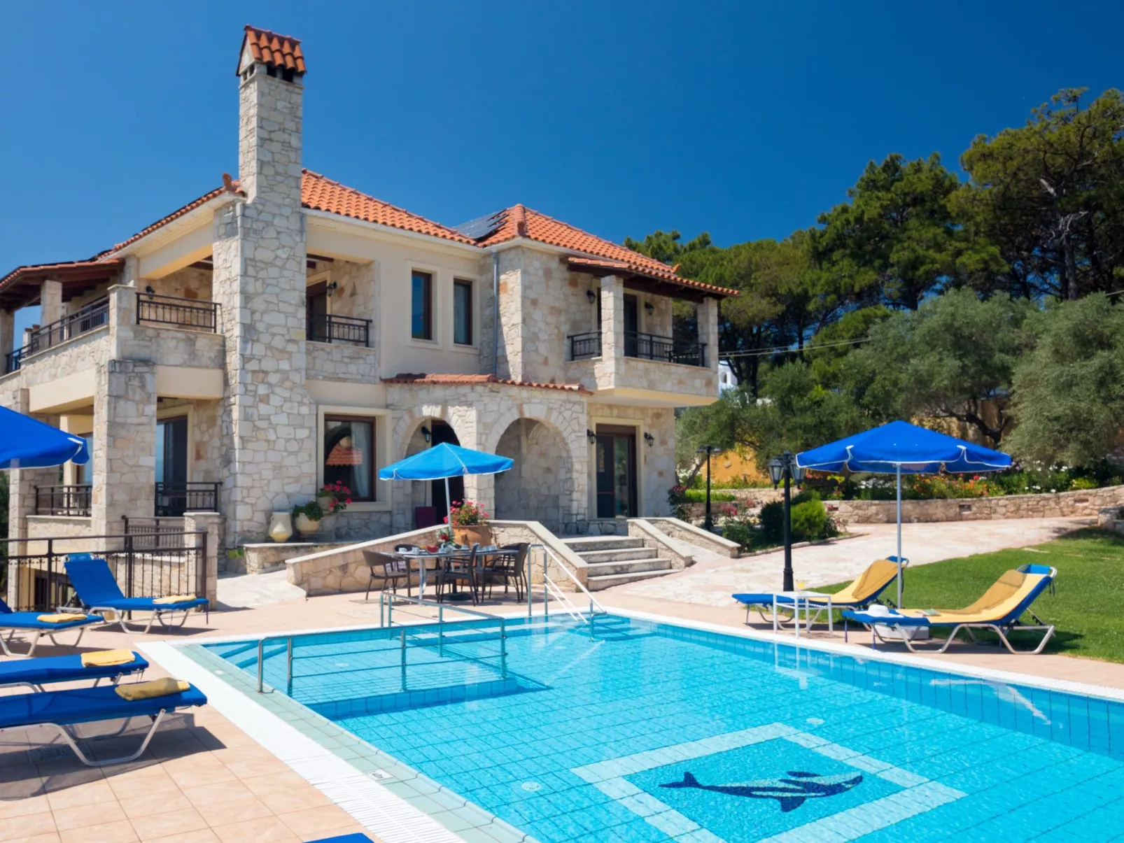 Familienvilla mit Pool, Billard und Grillplatz