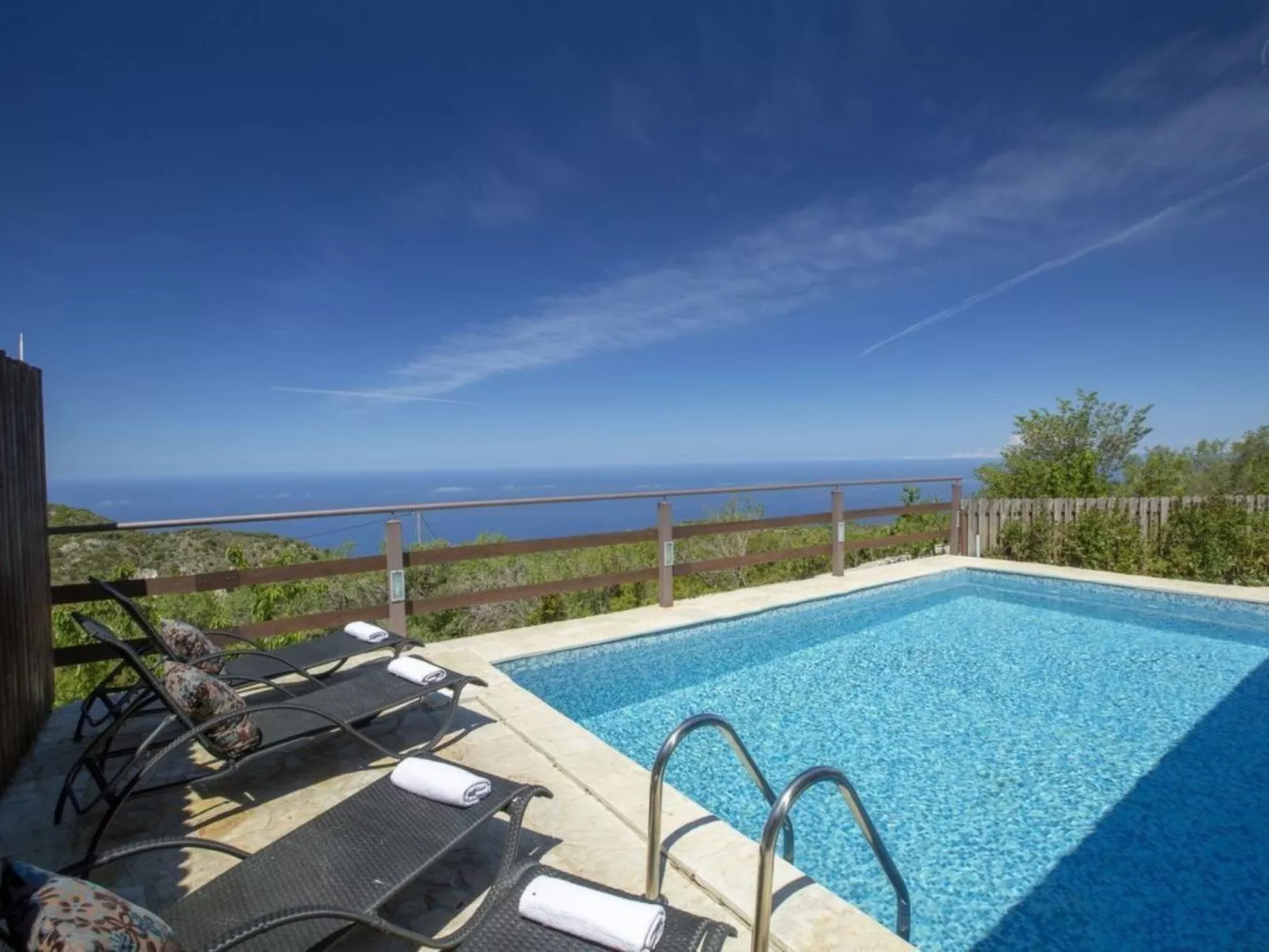 In Apollonii mit privatem Pool und spektakulärer Aussicht