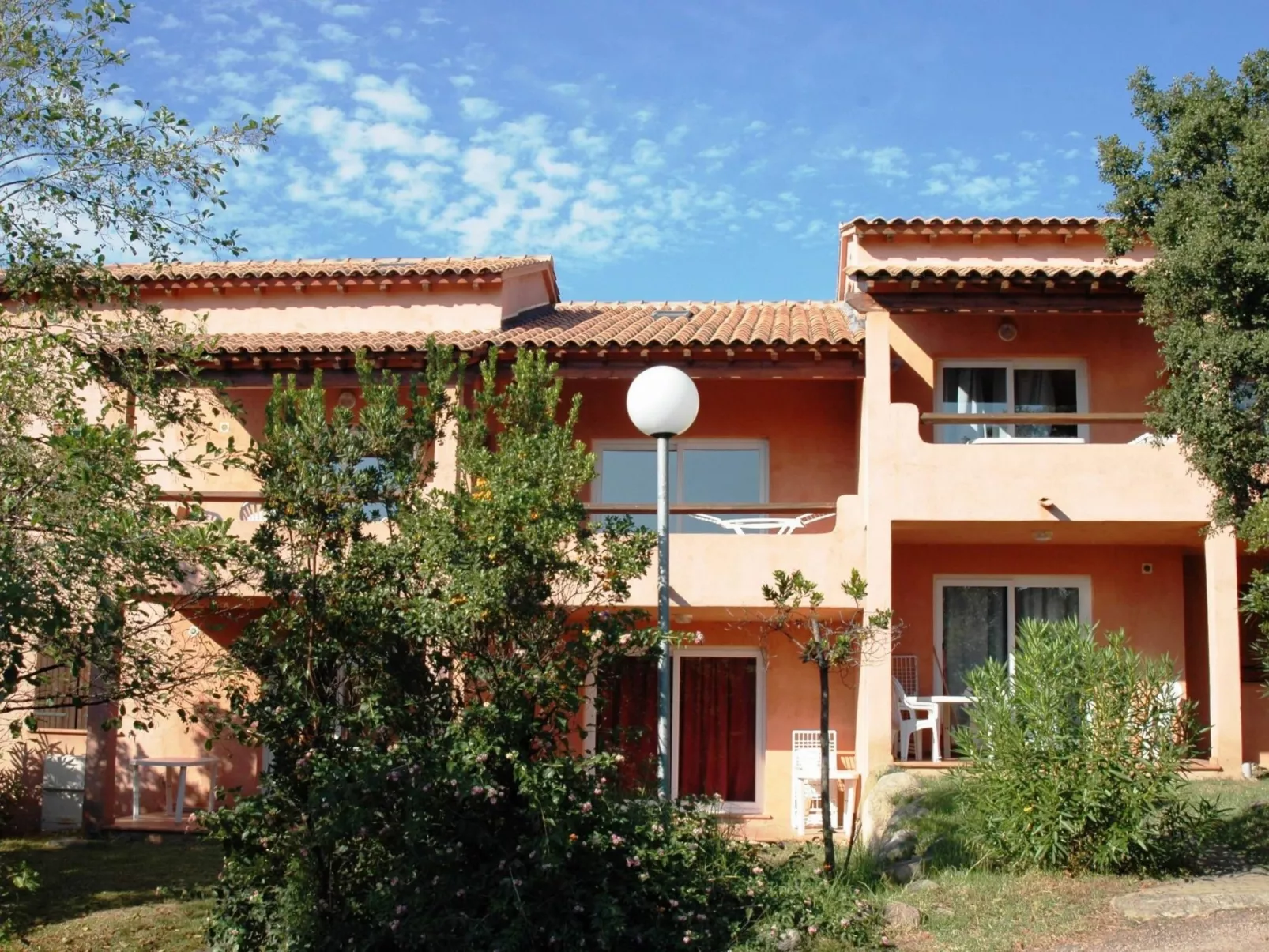 Unterkunft mit Terrasse, AC, Gemeinschaftspool