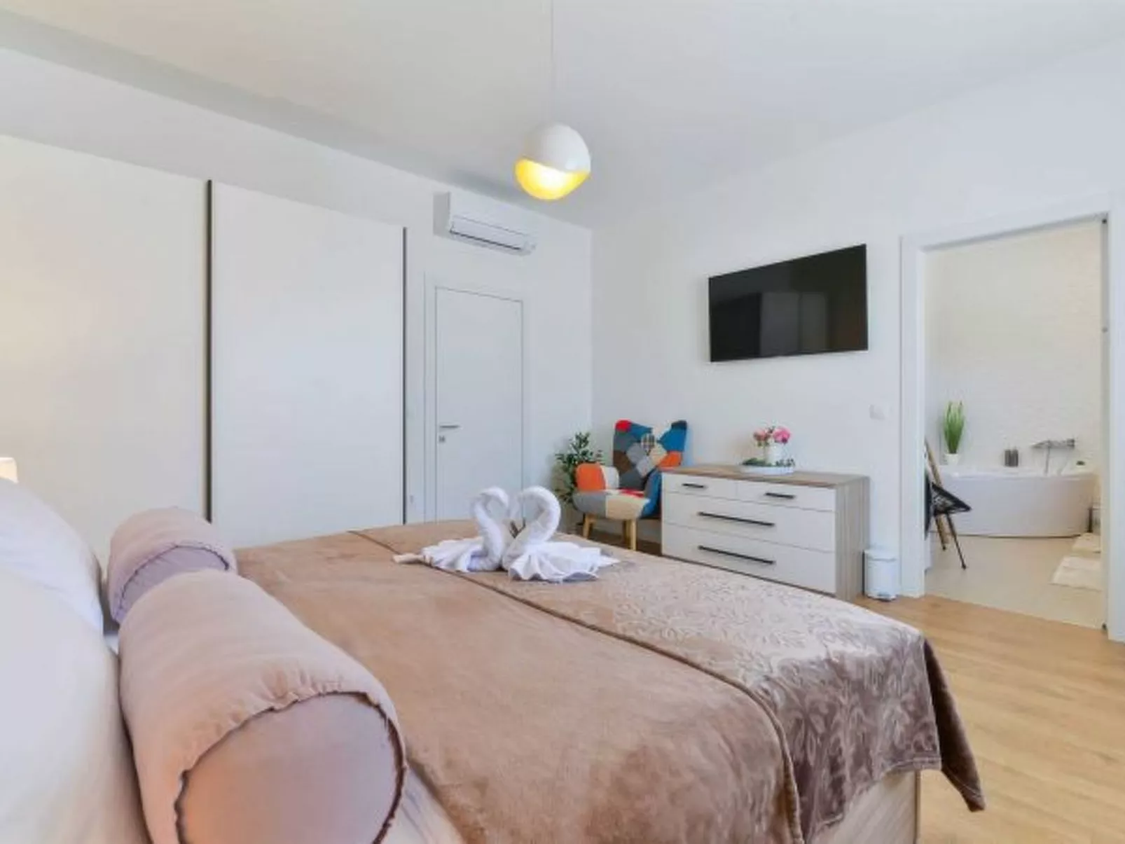 Villa First Hill with heated pool