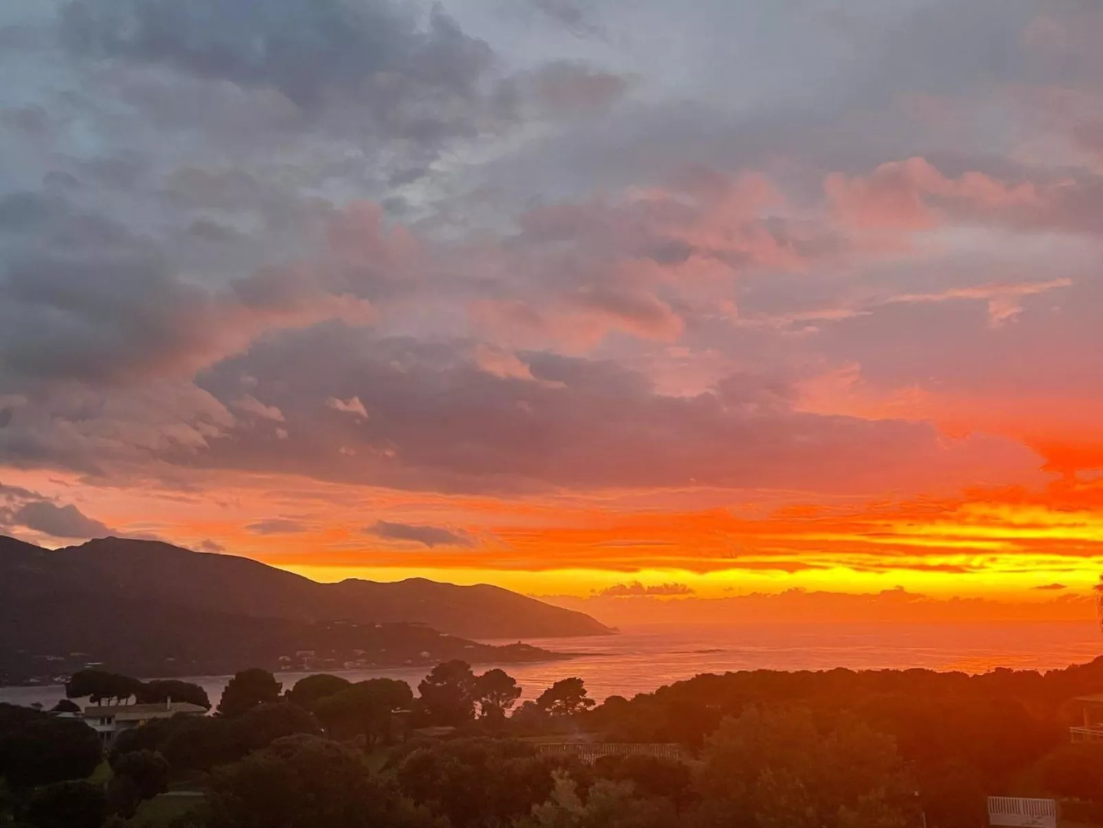 Haus in der Nähe von Meer und Bergen, atemberaubende Aussicht.