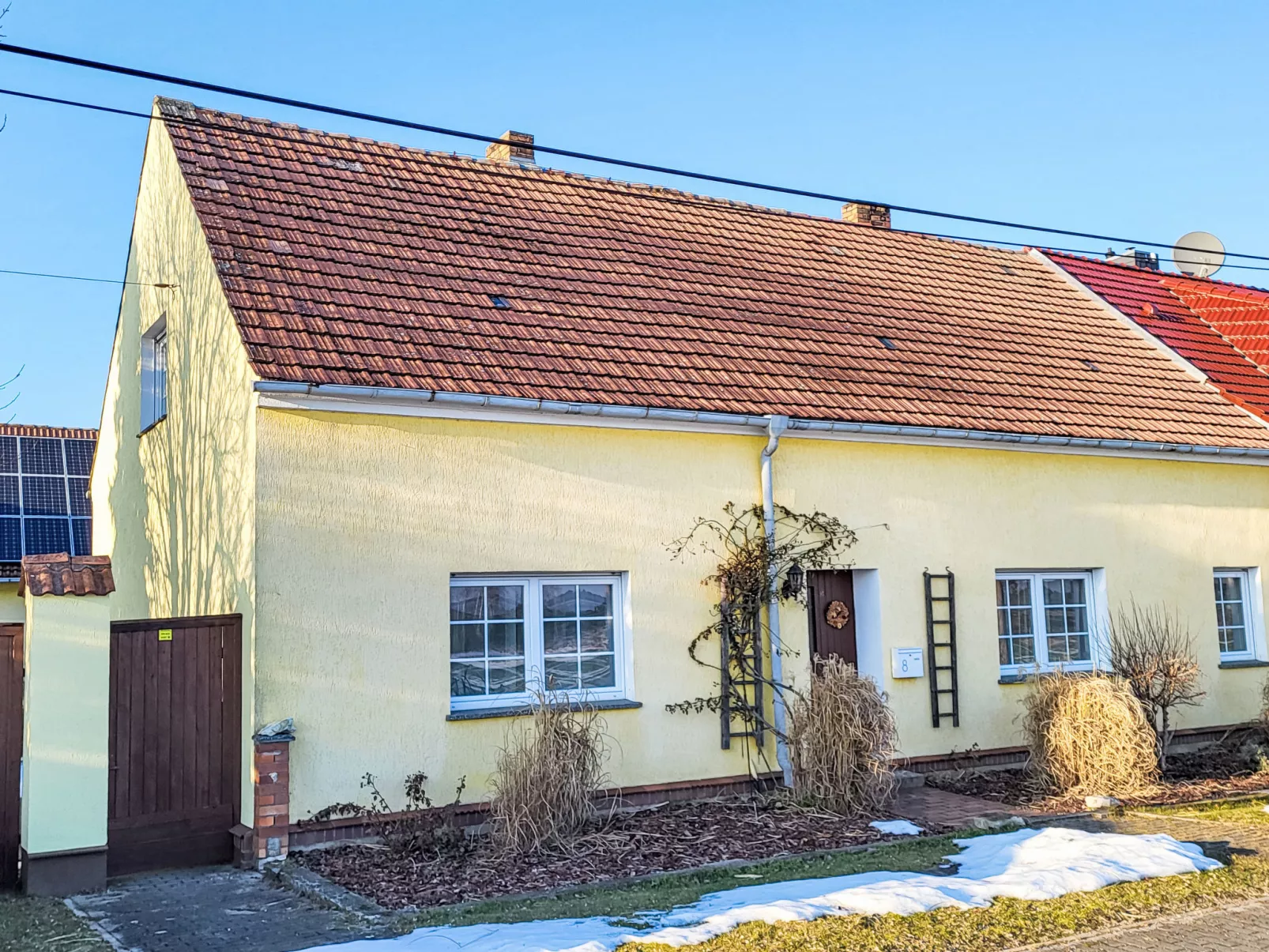 Mit großem eingezäunten Garten