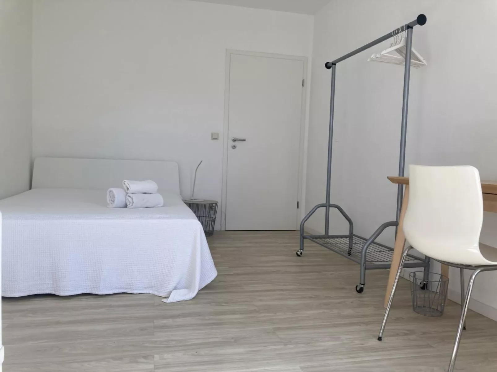 Modernes helles Zimmer im Loft am See