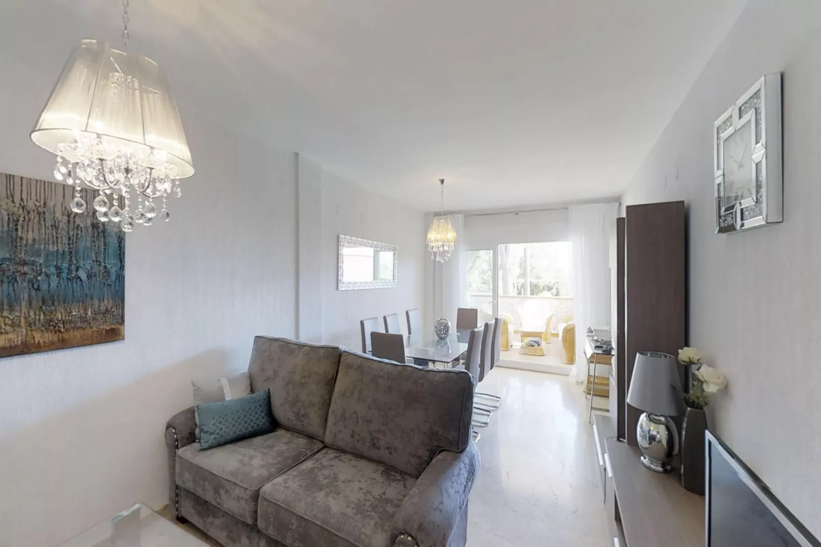 Beachside Family Apartment with Direct Pool Access