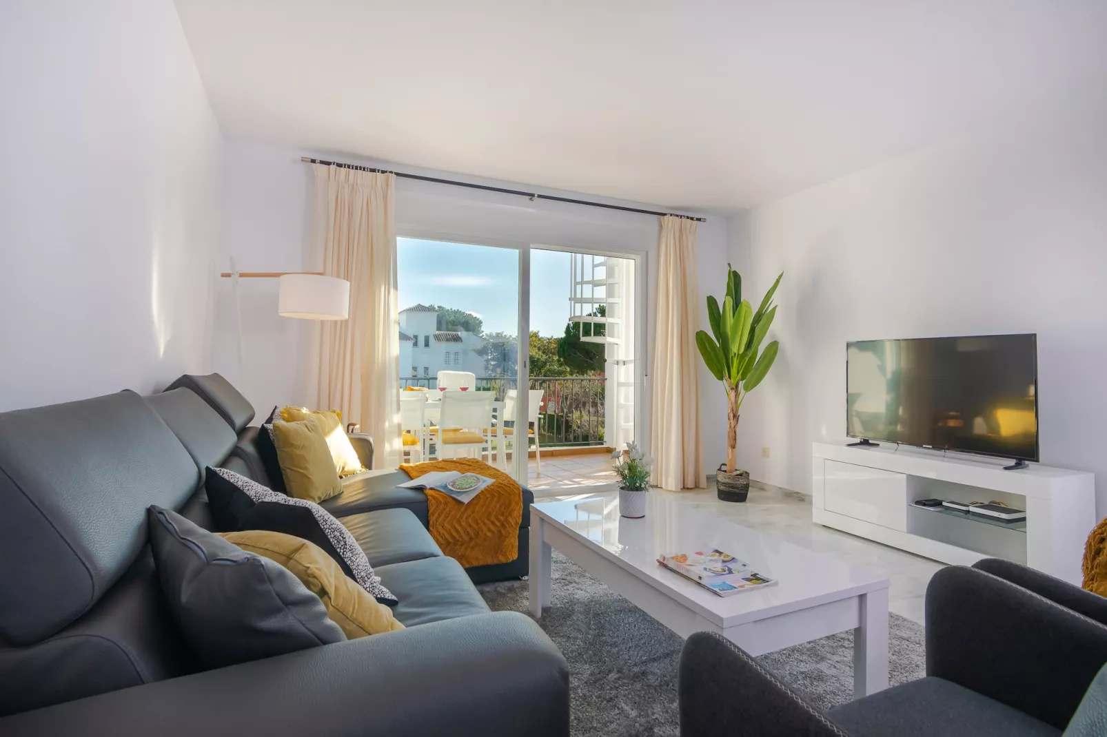 Beachside Penthouse with Rooftop Terrace & Pool