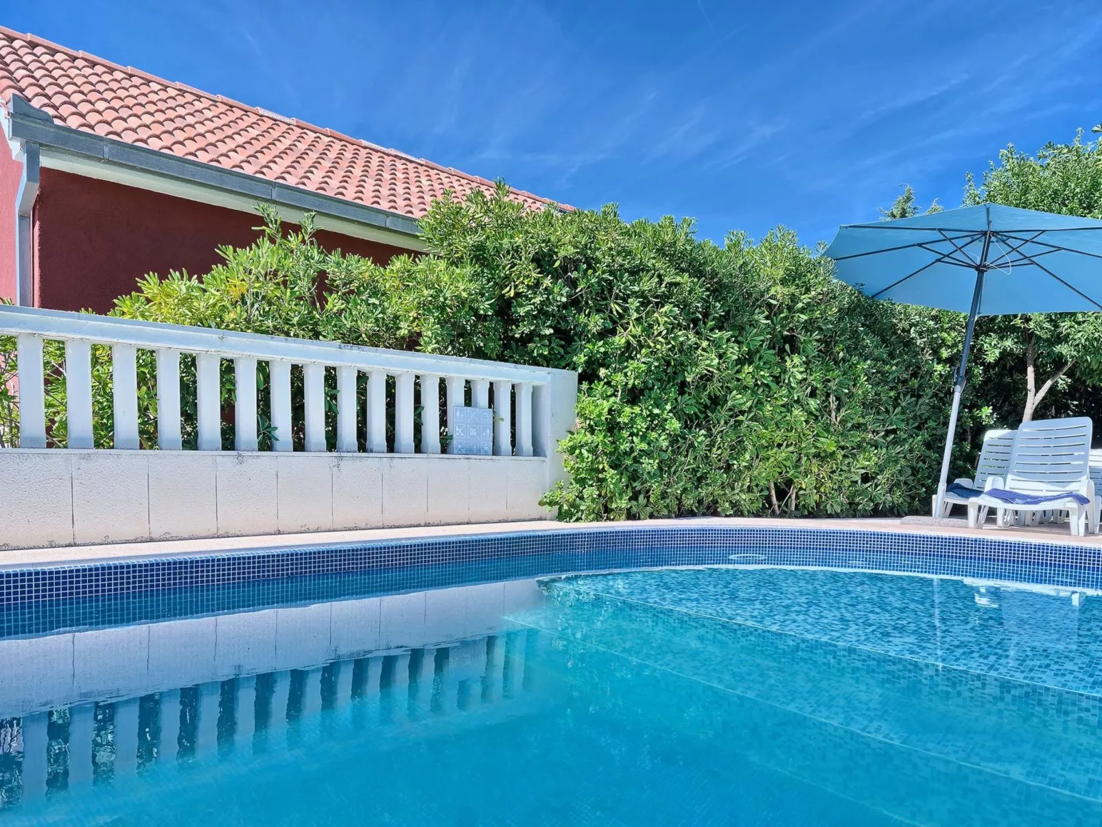 Wohnung in Okrug Gornji mit Terrasse, gemeinsamem Pool und Grill