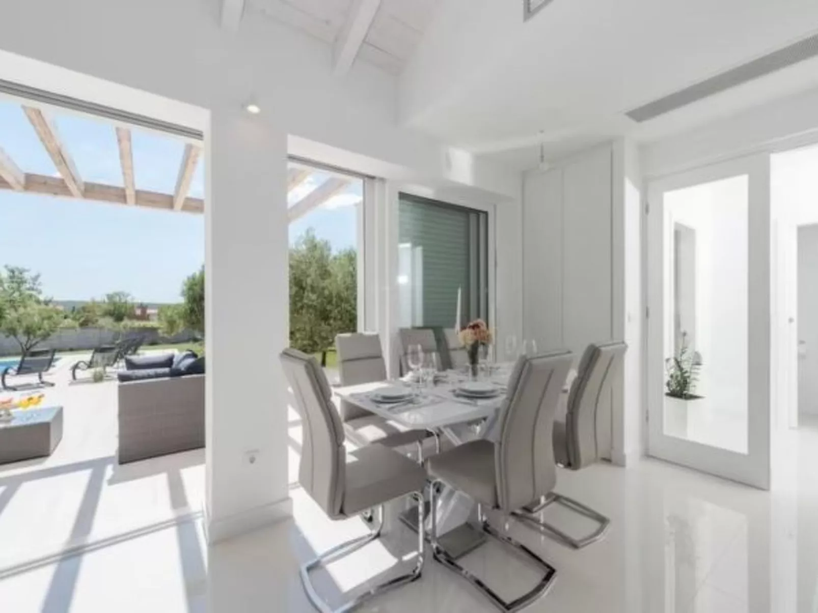 Luxurious villa Bright with pool