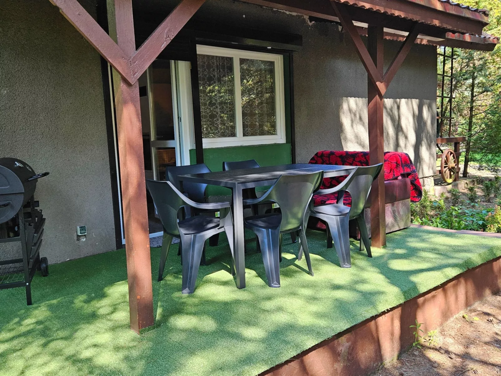 Freistehendes Haus mit eingezäuntem Grundstück an einer Lagune