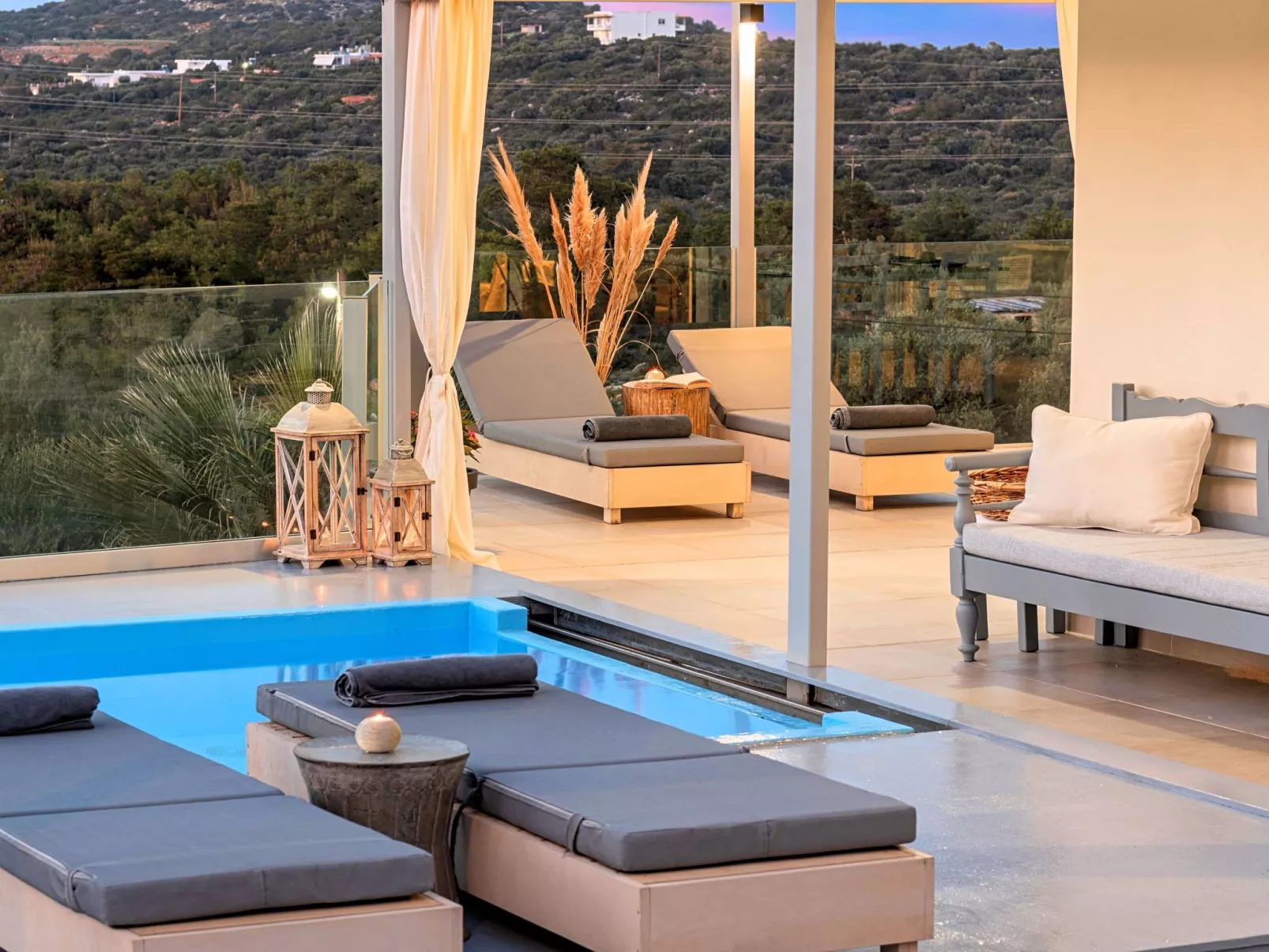 Olivengrüne Villa mit privatem beheiztem Pool