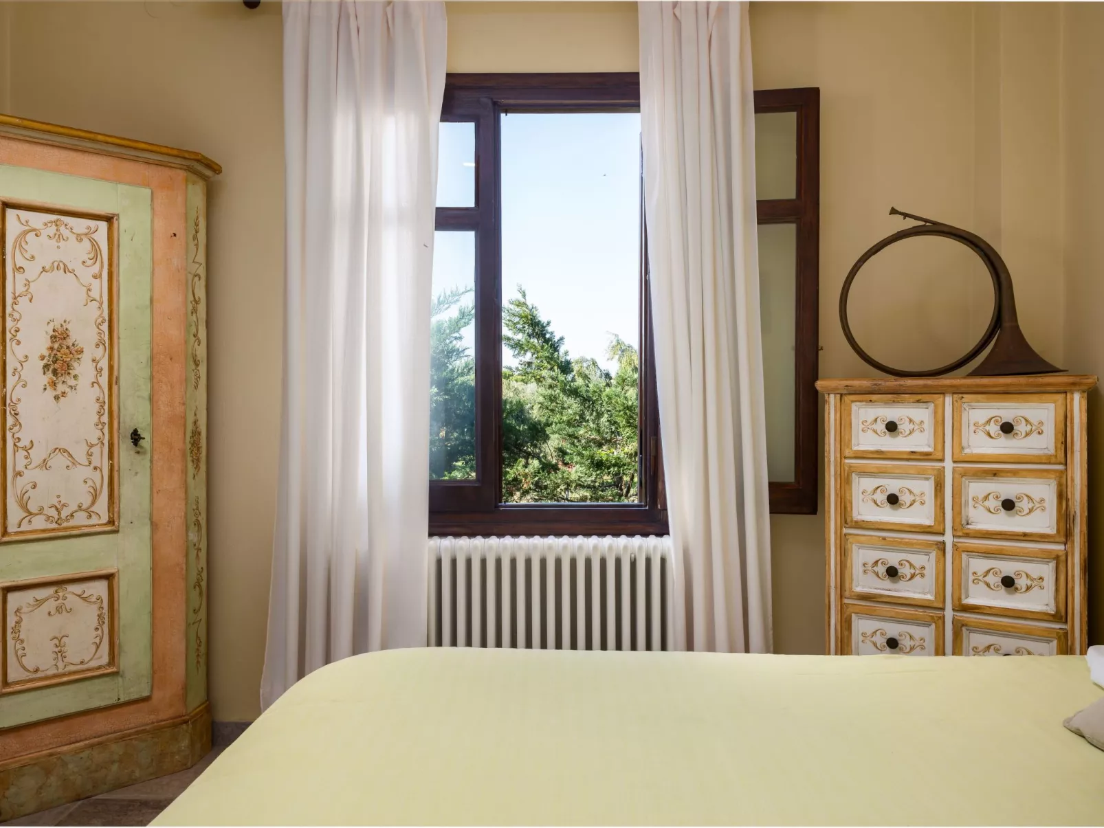 Idyllisch gelegene und luxuriöse Villa mit Veranda und Pavillon